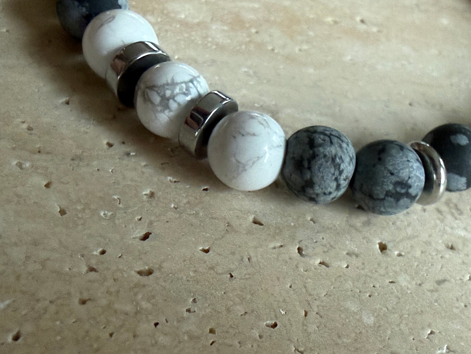 Armbånd Hvit howlitt og grå obsidian - inluma