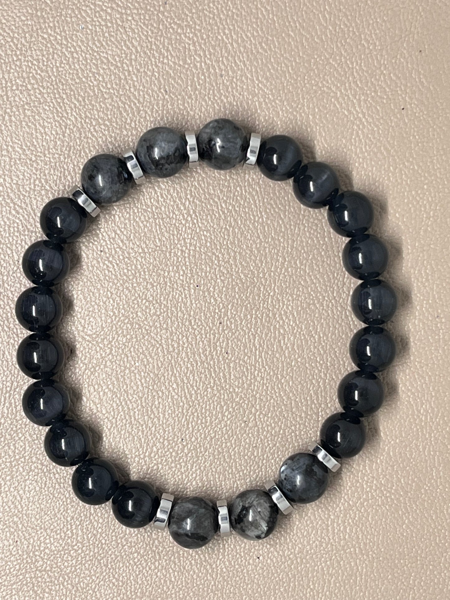 Sorte katteøyne og labradoritt