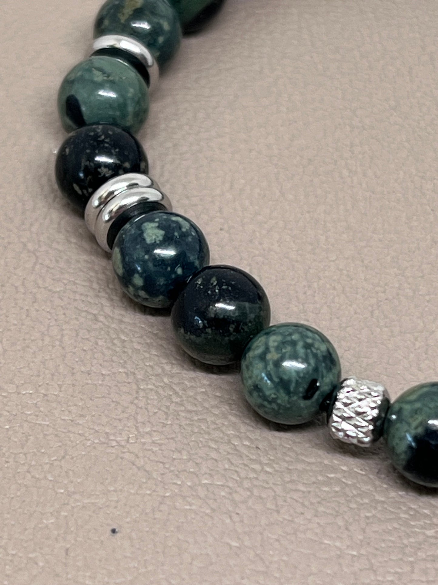 Grønne små perler og stål