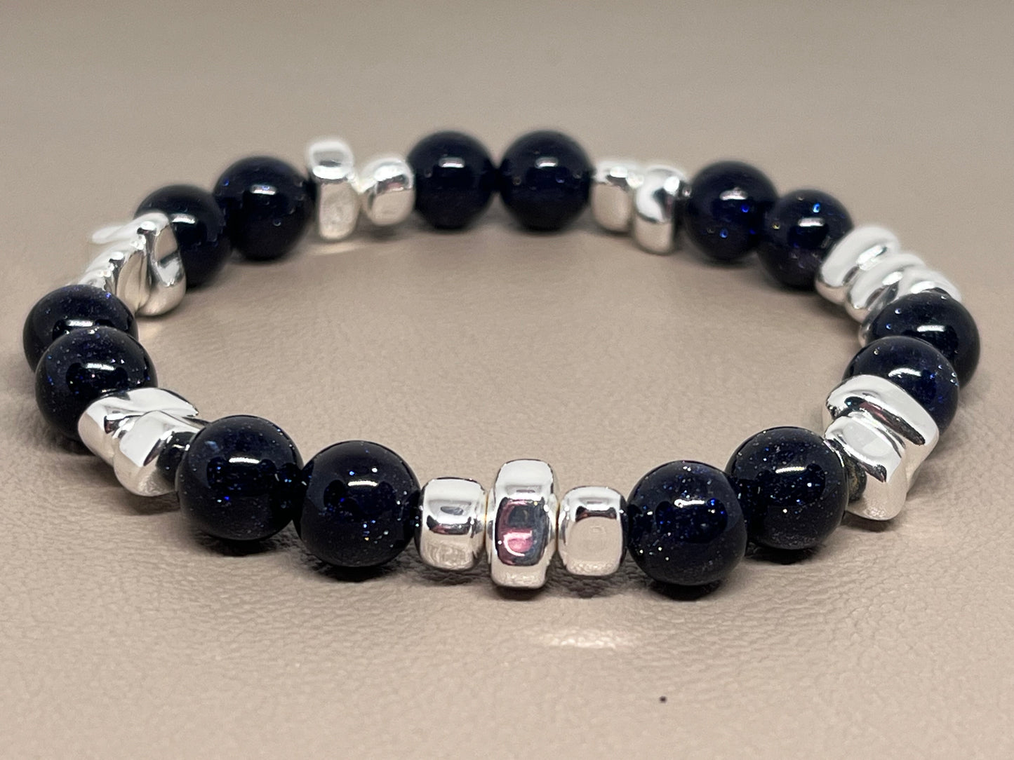 Armbånd Glitrende mørkeblå sandstein og sølv