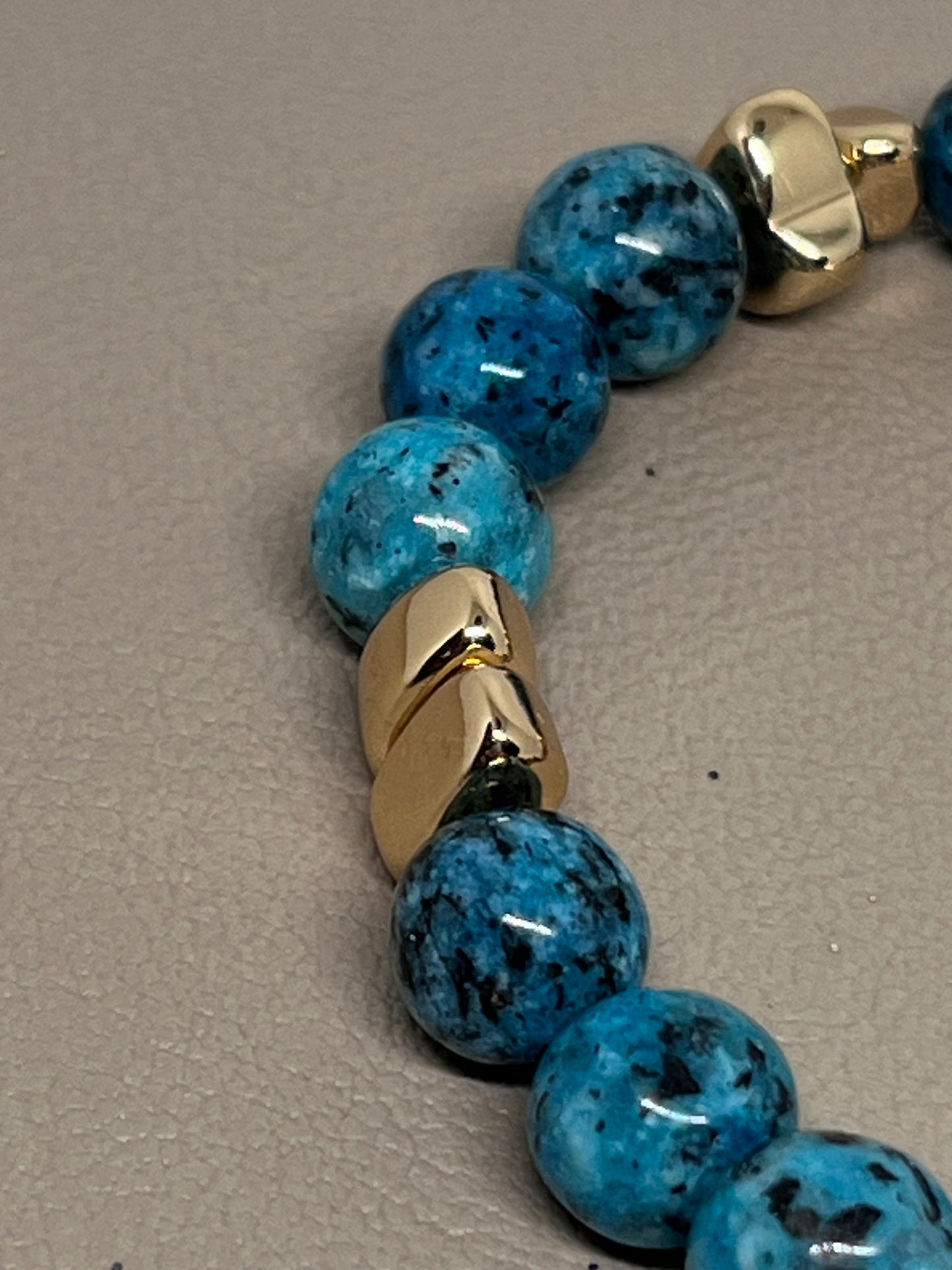 Armbånd Blå jasper og gullfarget hematitt