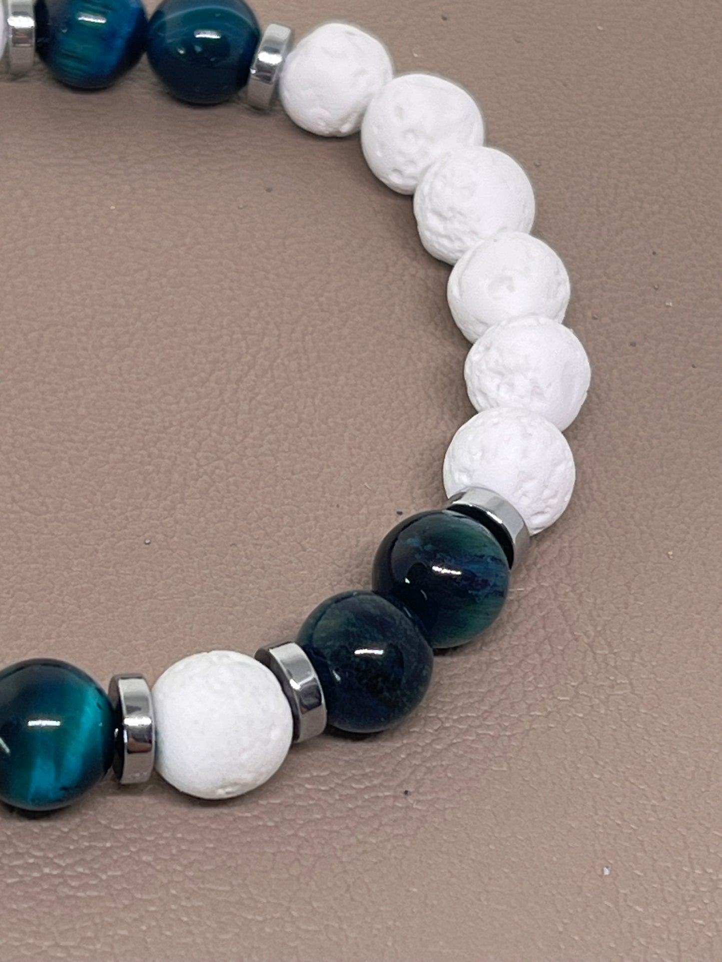 Armbånd Blå tigerøyne hvit lava