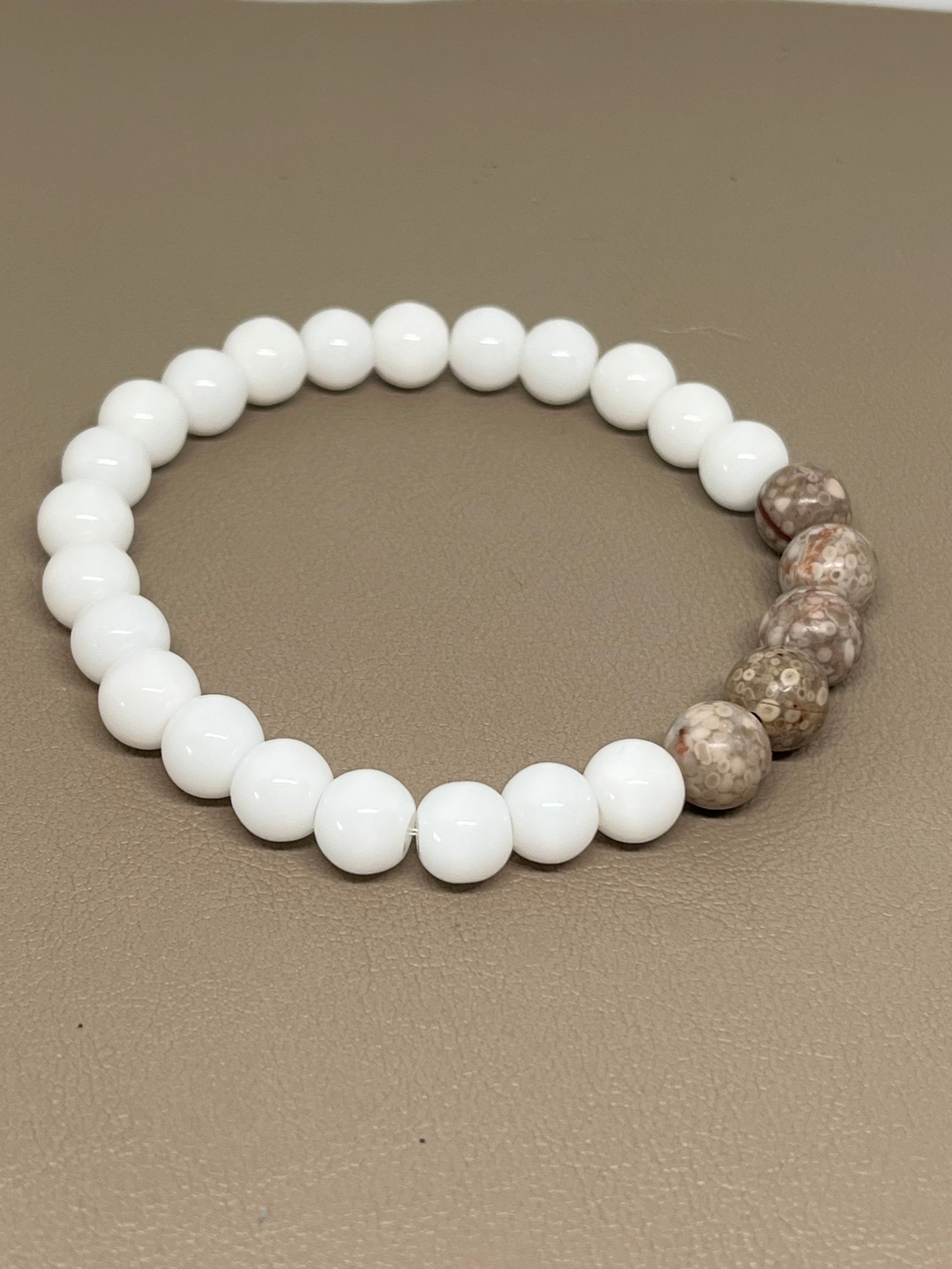 Armbånd gråbeige zeolit og hvit agat