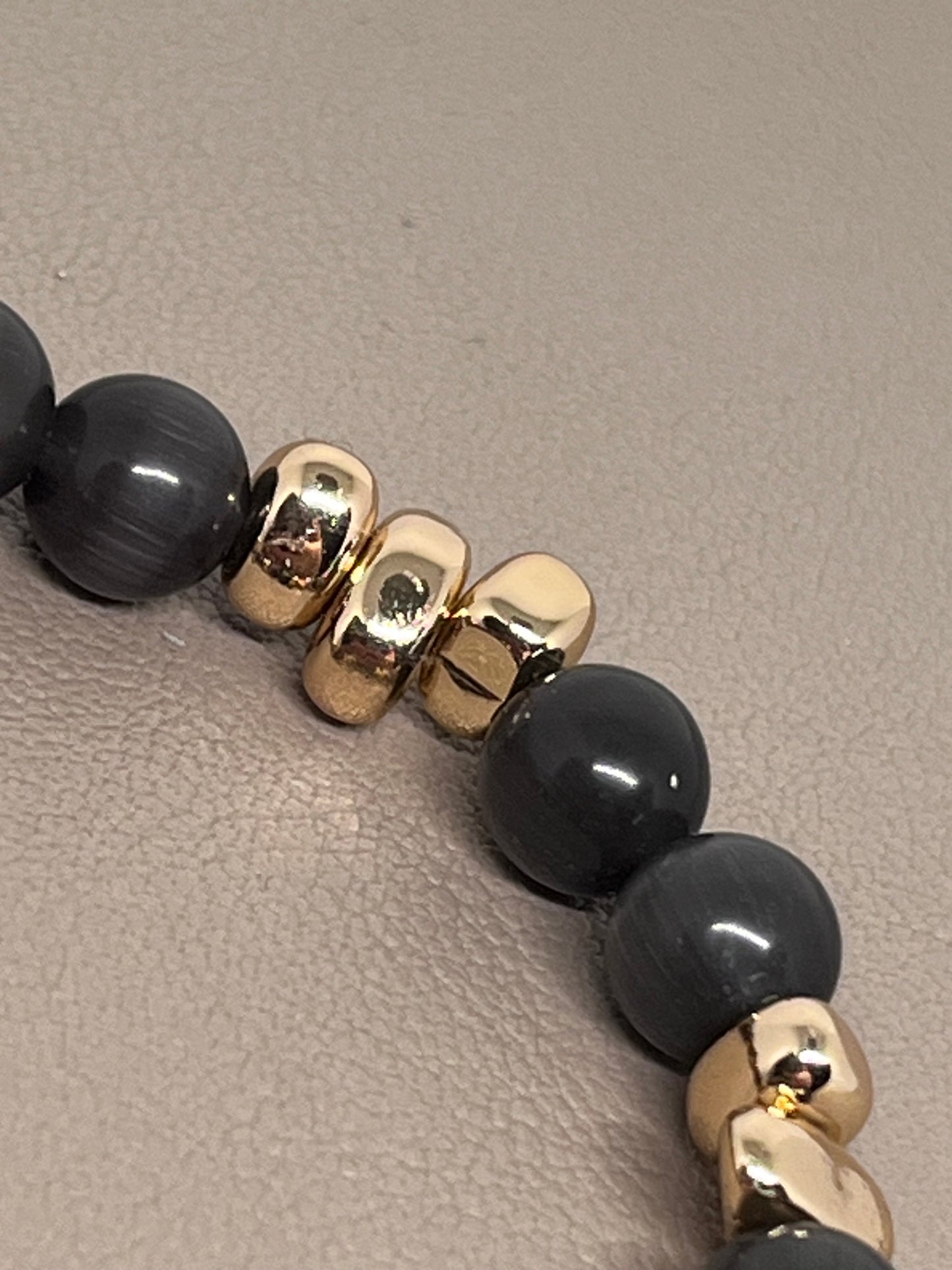 Armbånd Grå tigerøyne og gull