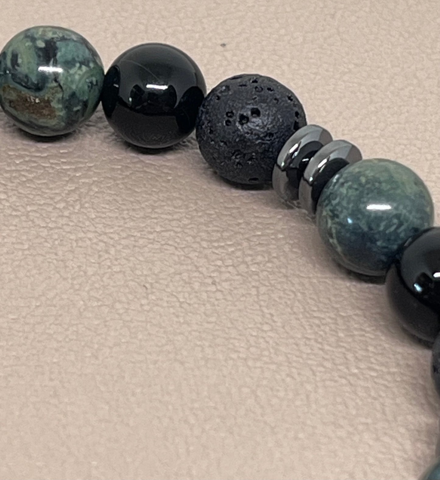 Armbånd To stk grønn og grå med sort