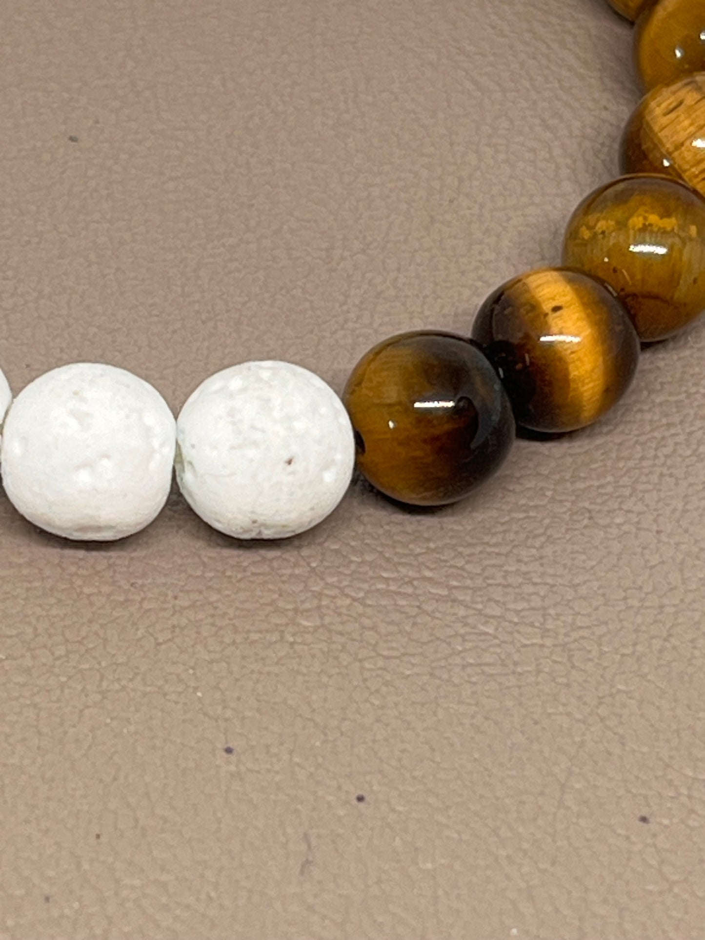 Armbånd tigerøyne og hvit lava