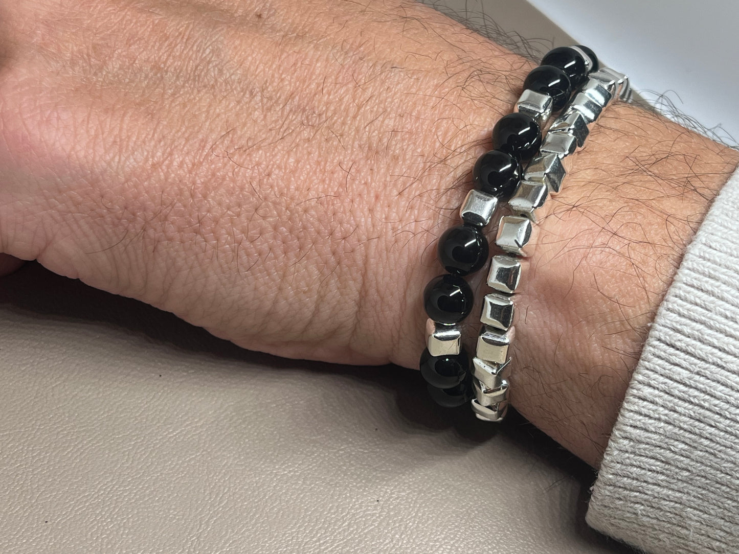 Armbånd to stk: ett med sølv og ett med sort onyx og sølv