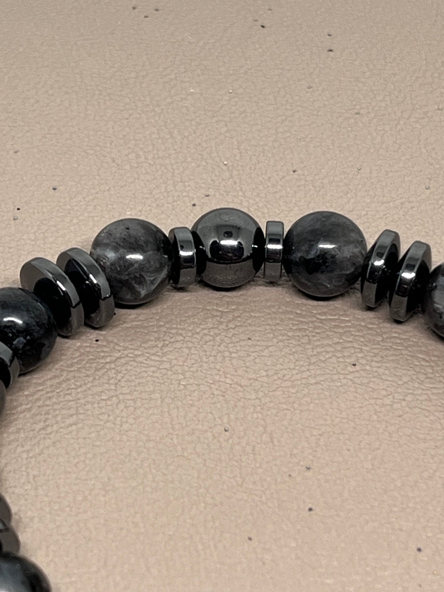 Grå labradoritt og sort hematitt