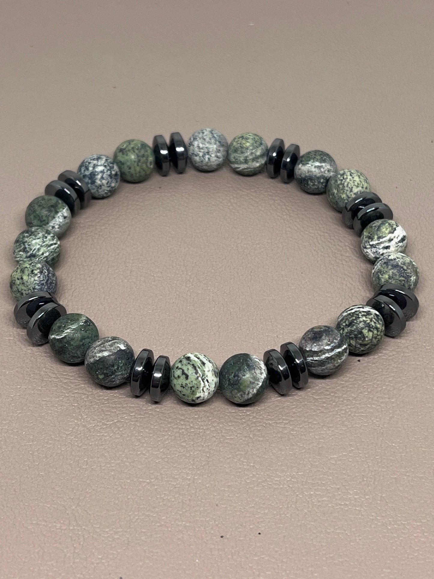 Armbånd Grønn matt zebrajasper og sort hematitt