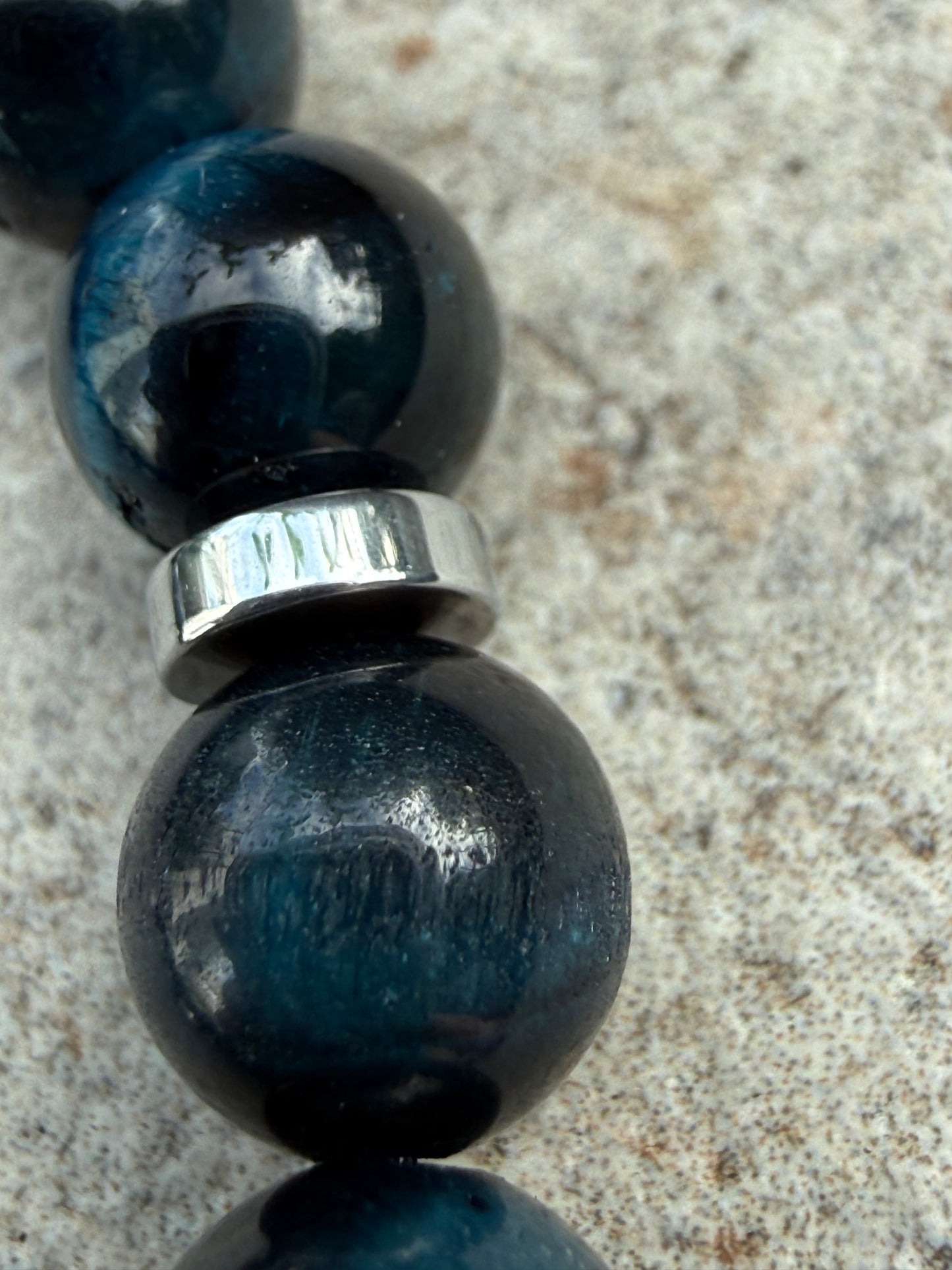 Blå tigerøyne og sølv