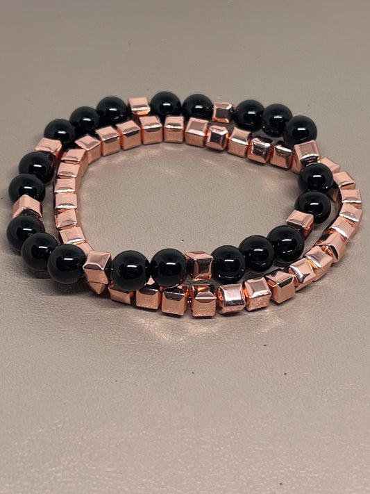 Armbånd to stk: ett roségullog ett med rosegull og sort onyx