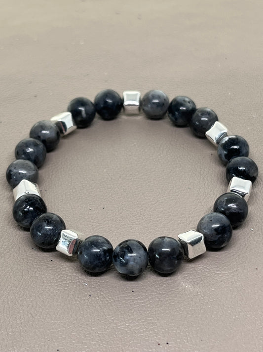 Grå labradoritt og sølv hematitt