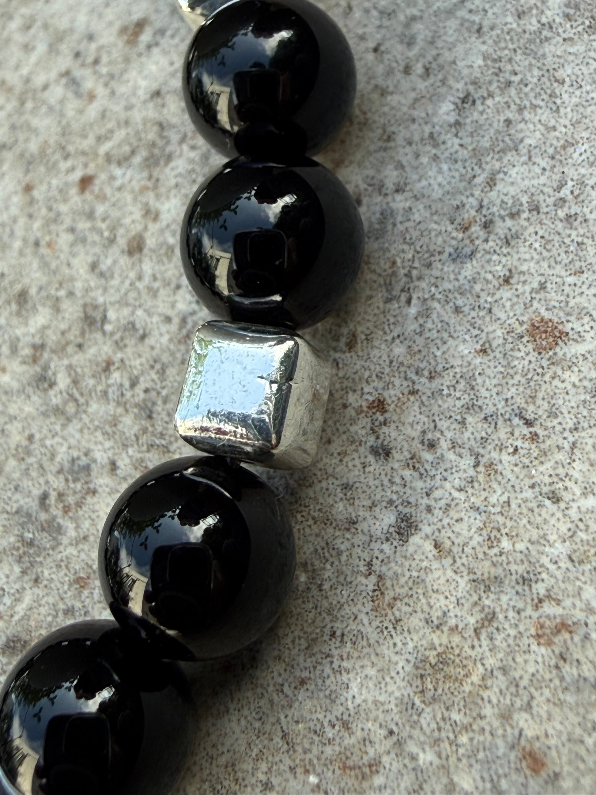 Sort onyx og sølv hematitt - inluma