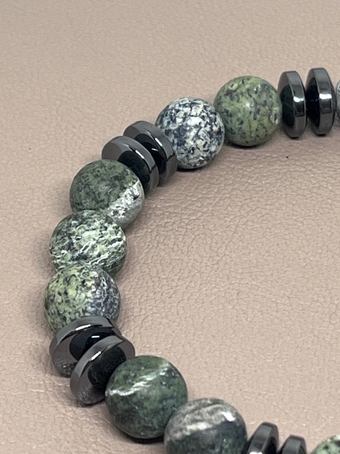 Armbånd Grønn matt zebrajasper og sort hematitt