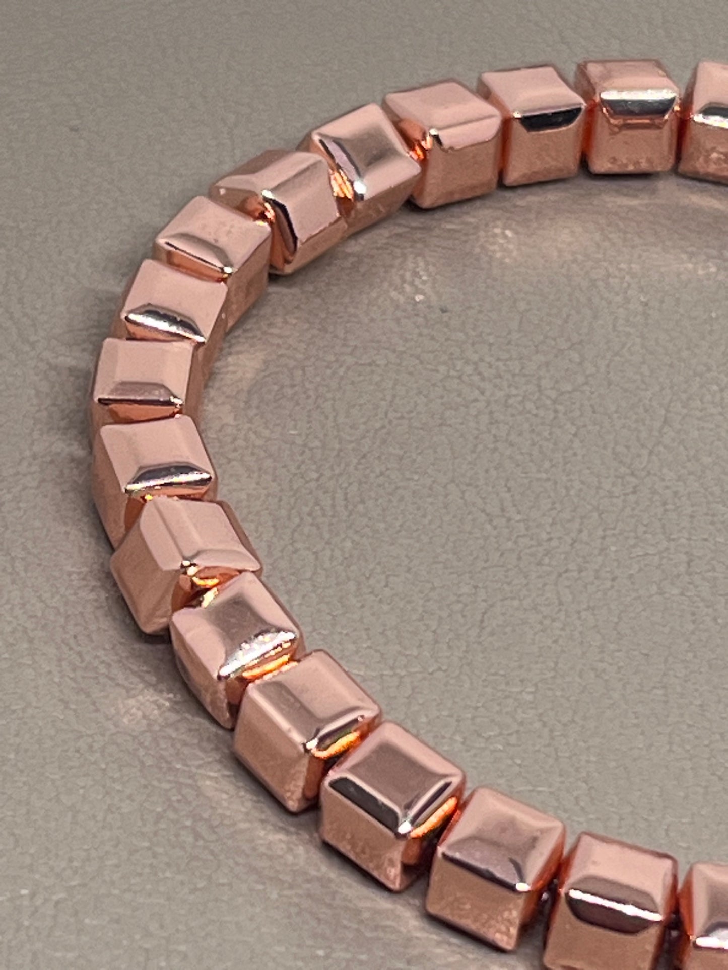 Armbånd to stk: ett roségullog ett med rosegull og sort onyx