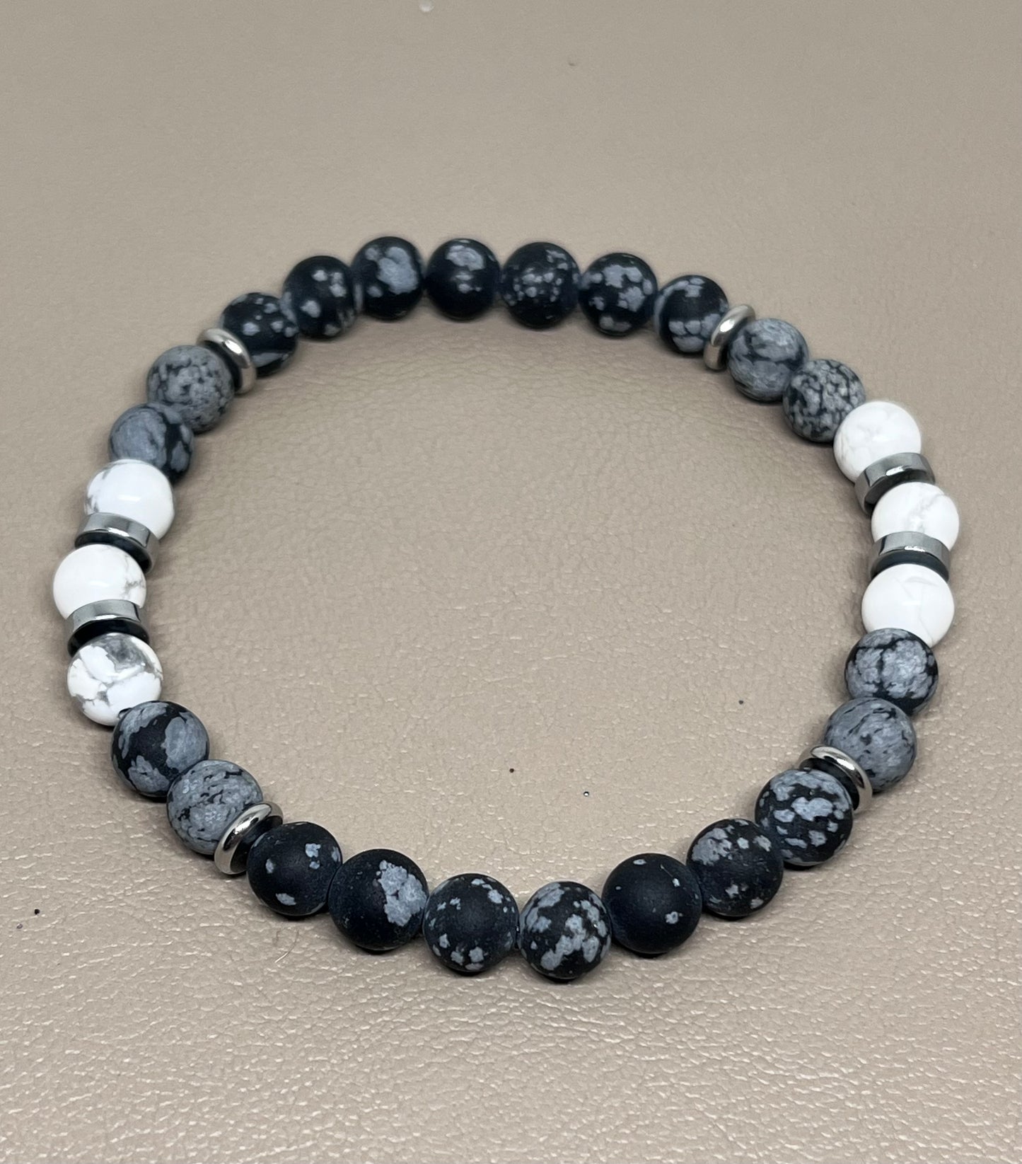 Armbånd Hvite små howlitt og grå obsidian