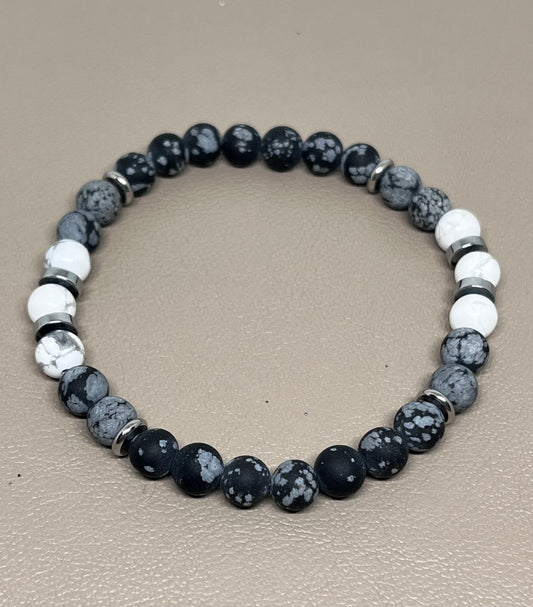 Armbånd Hvite små howlitt og grå obsidian