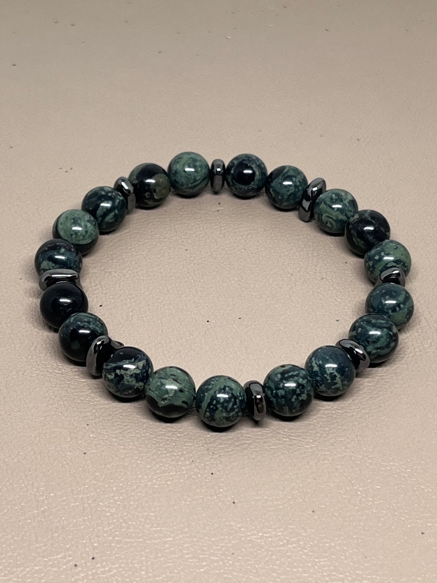 Grønn rhyolitt og sort hematitt