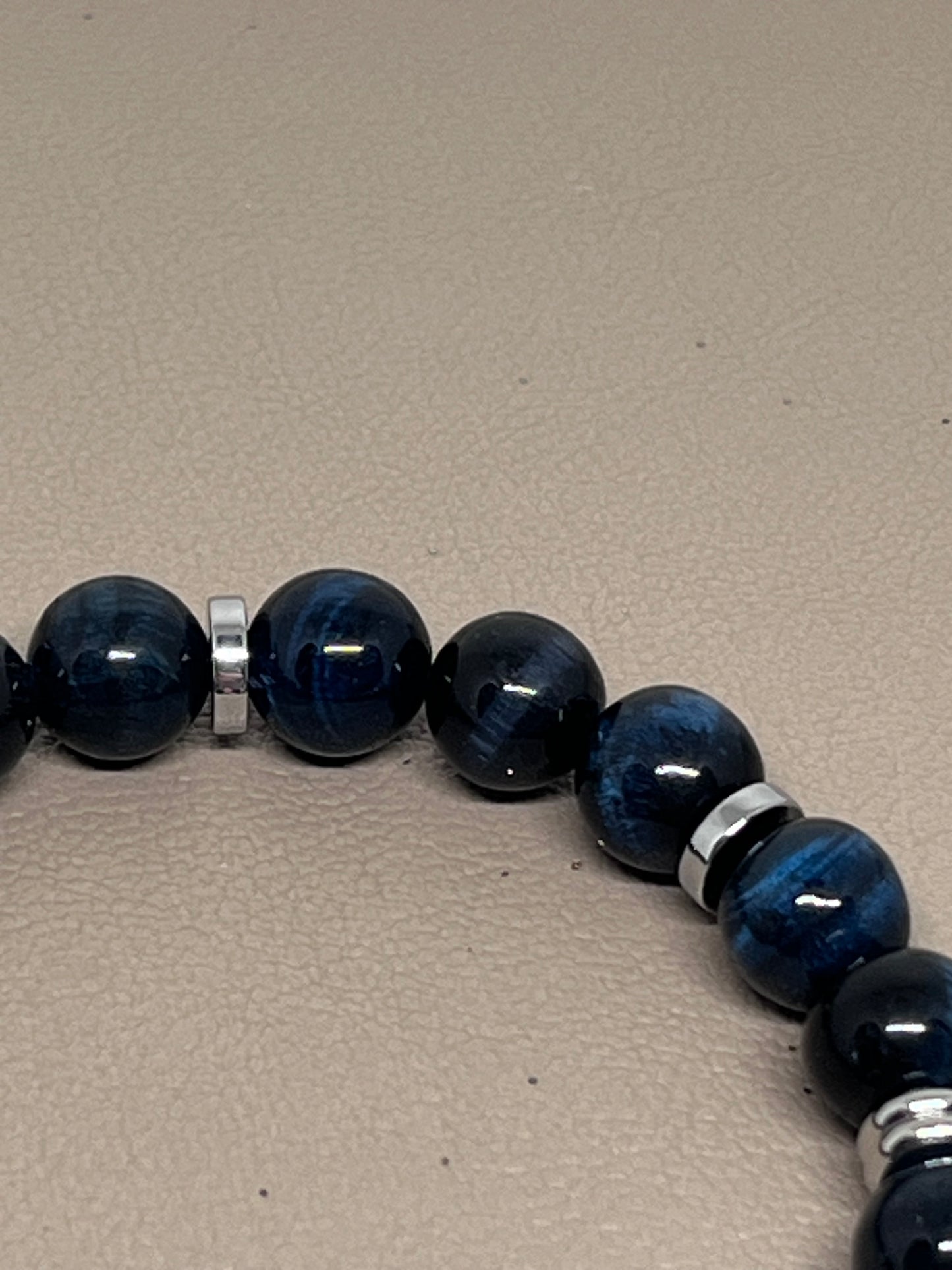 Blå tigerøyne og sølv