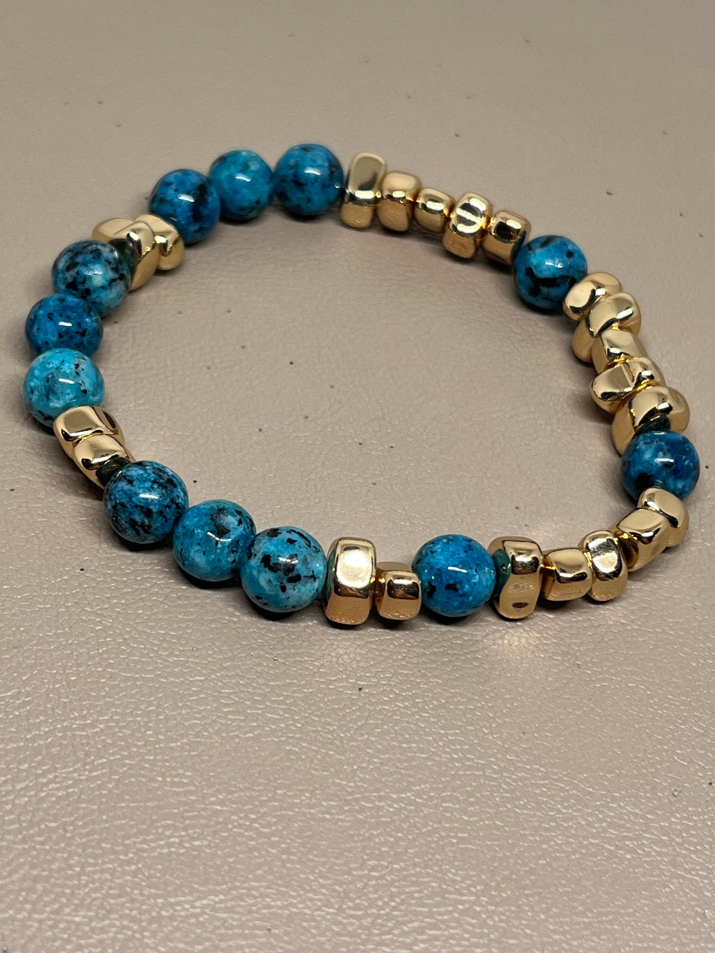 Armbånd Blå jasper og gullfarget hematitt