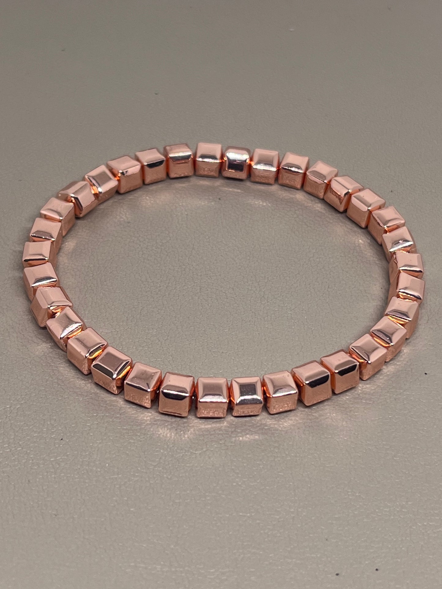 Armbånd to stk: ett roségullog ett med rosegull og sort onyx