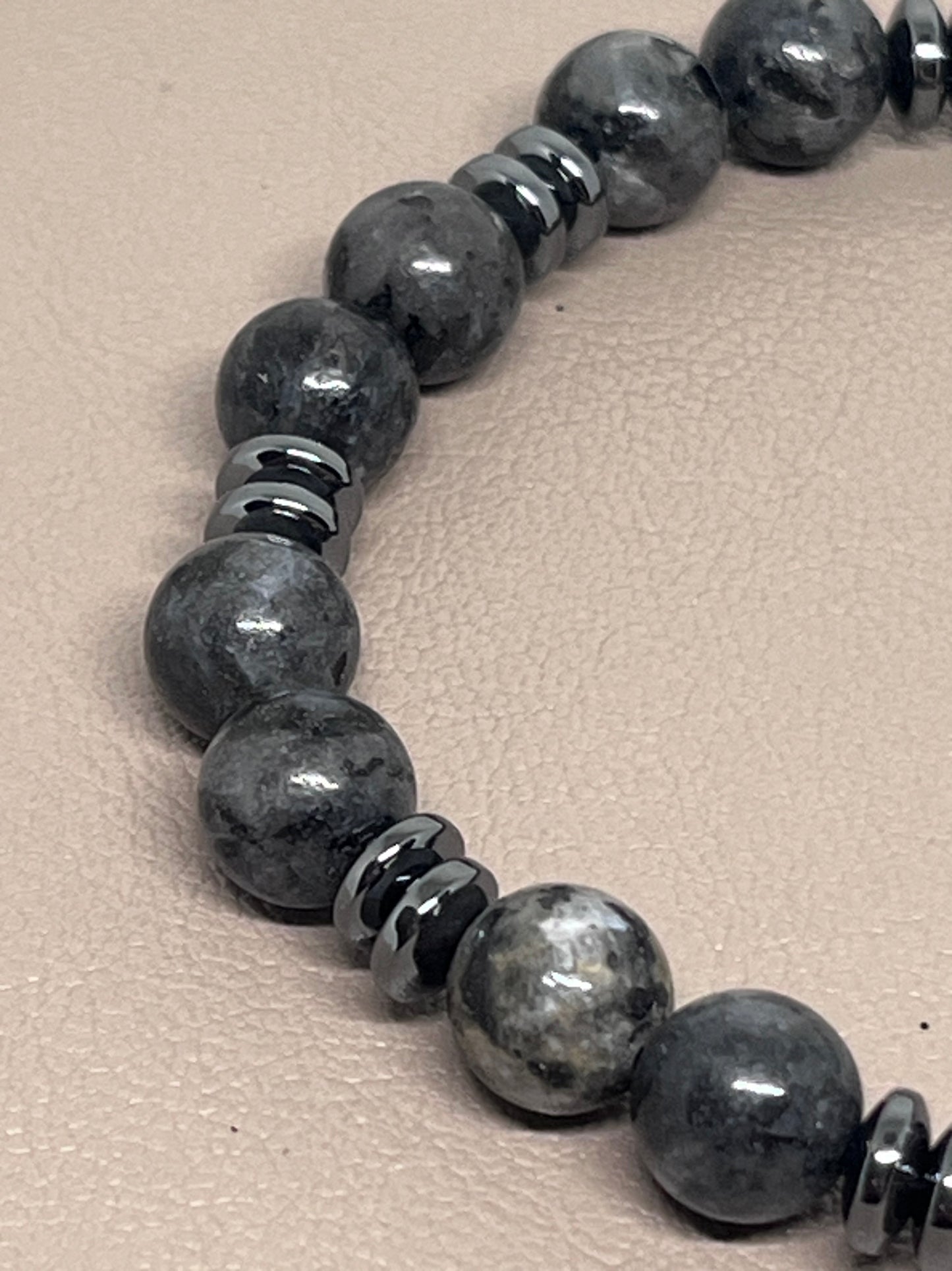 Armbånd To stk: Et brunt og ett grått med sorte detaljer