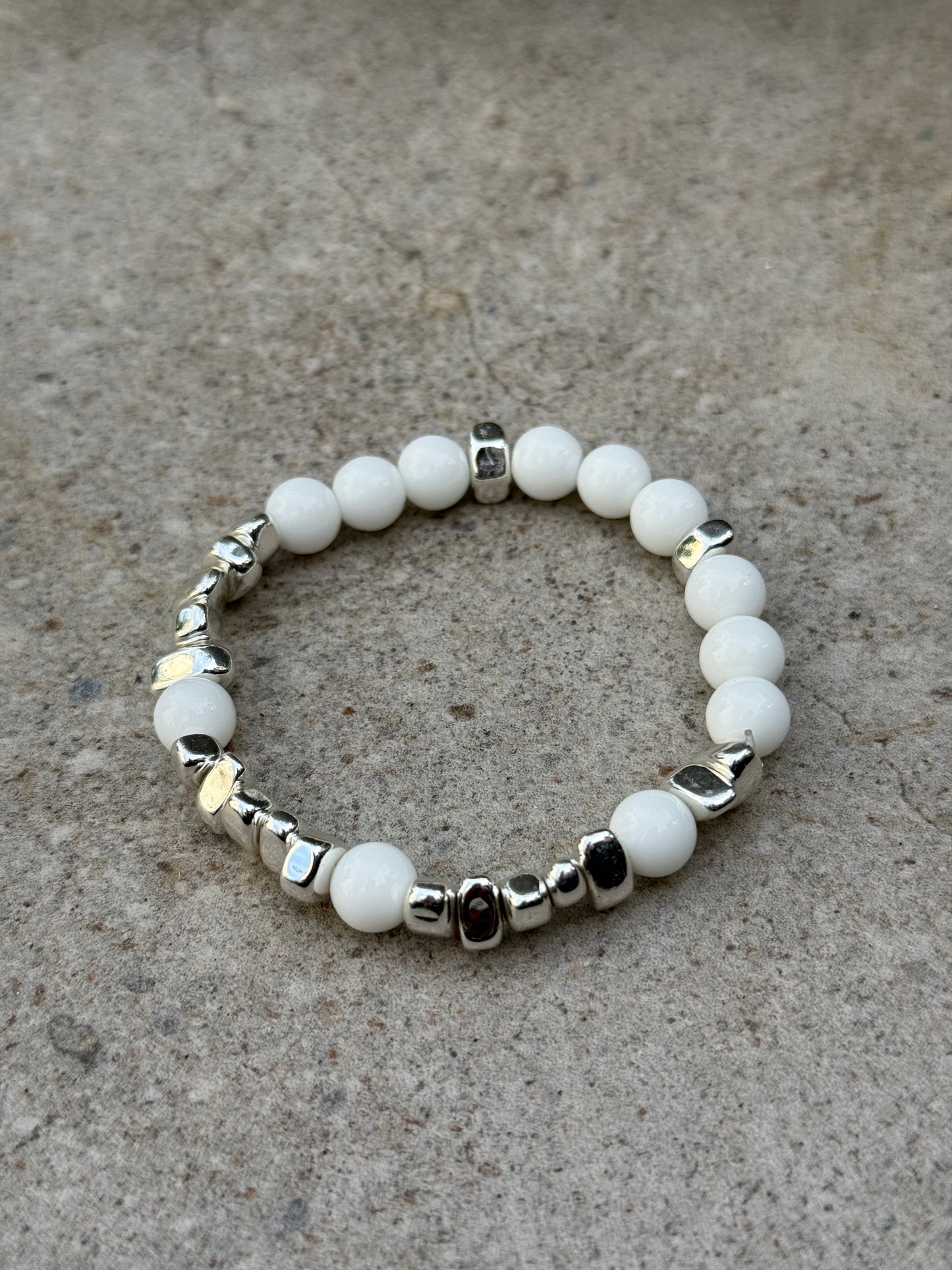 Armbånd hvit agat og sølvfarget hematitt - inluma