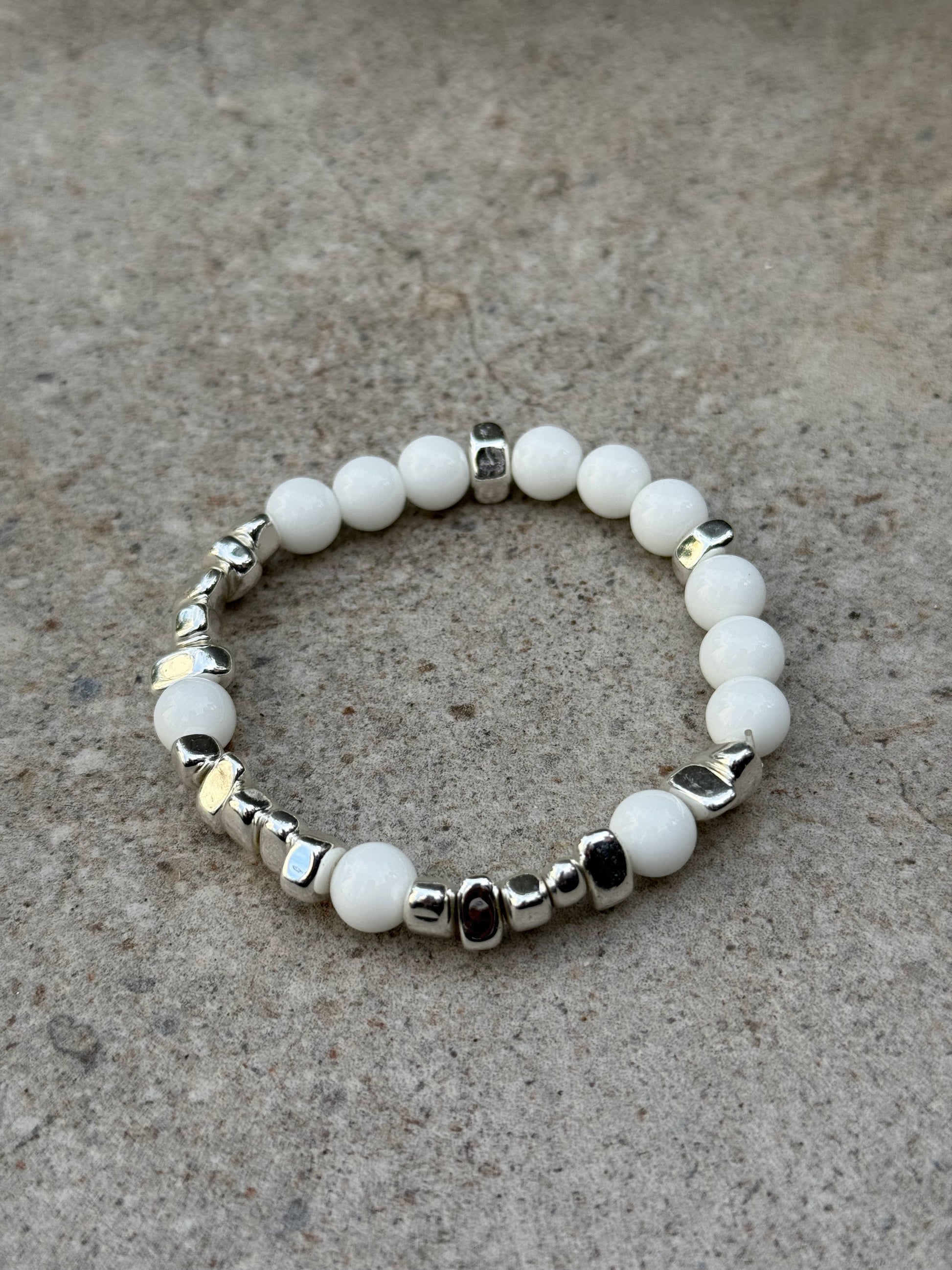 Armbånd hvit agat og sølvfarget hematitt - inluma