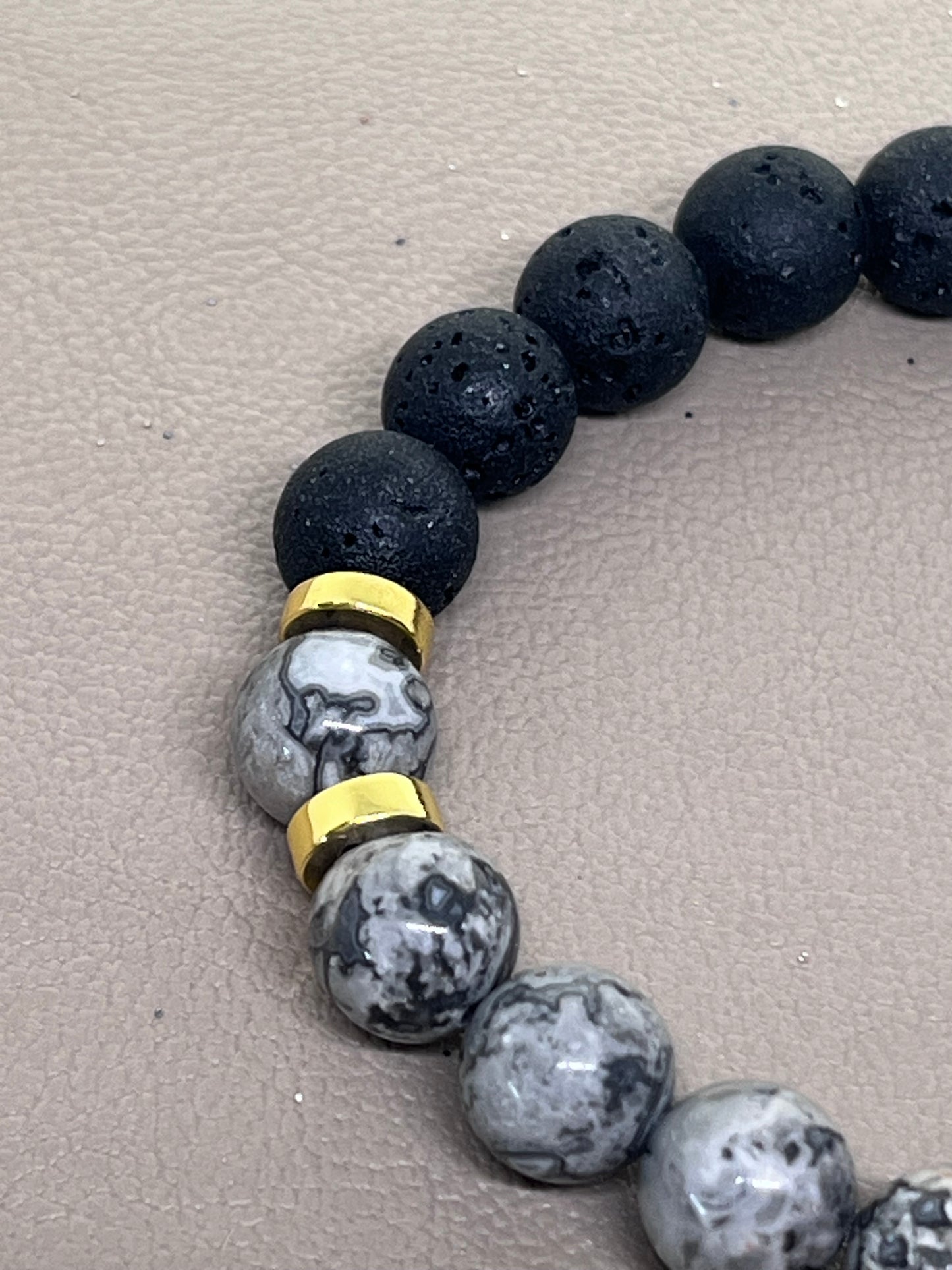Armbånd svart lava, grå Jasper og gull