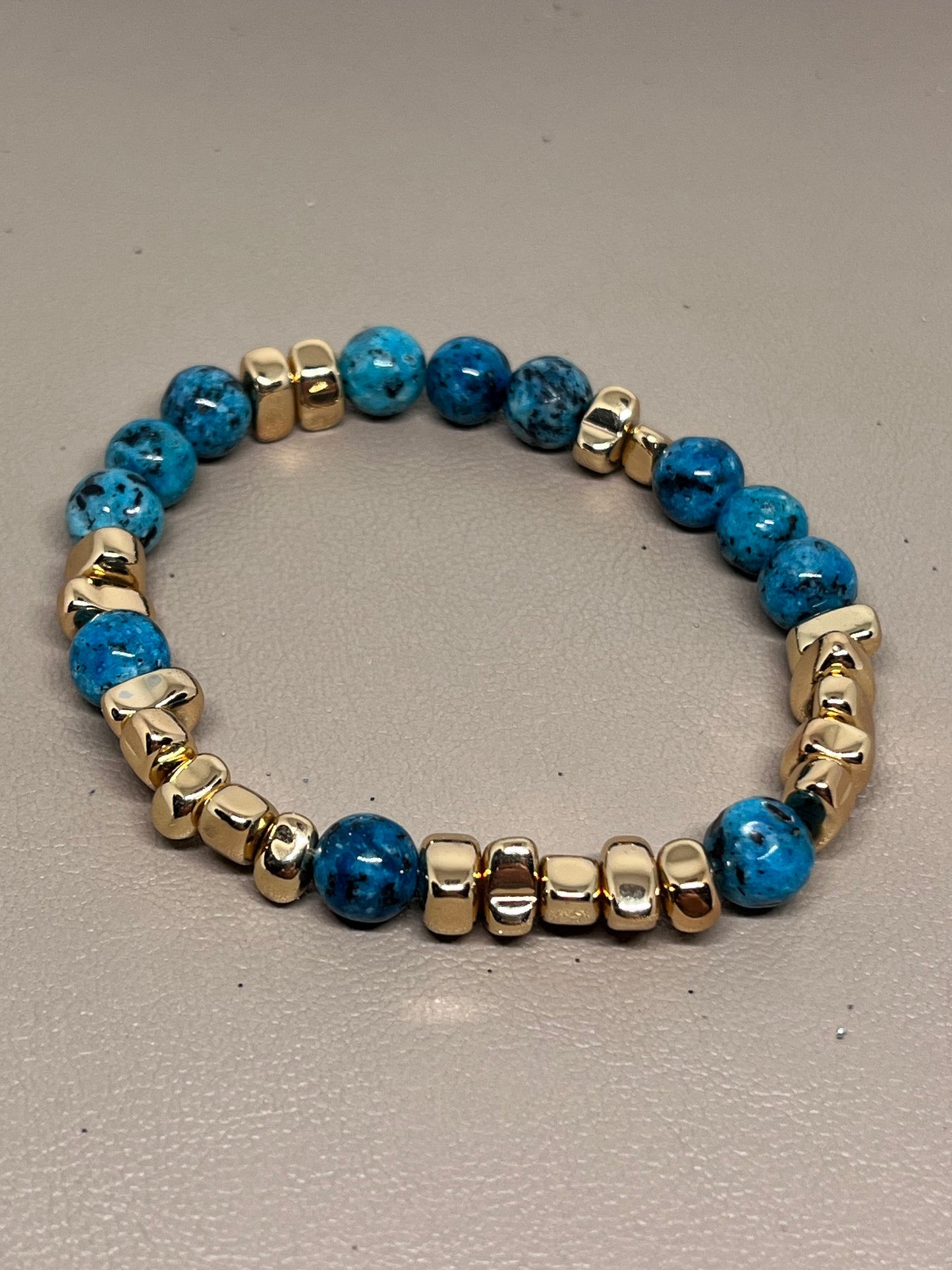 Armbånd Blå jasper og gullfarget hematitt