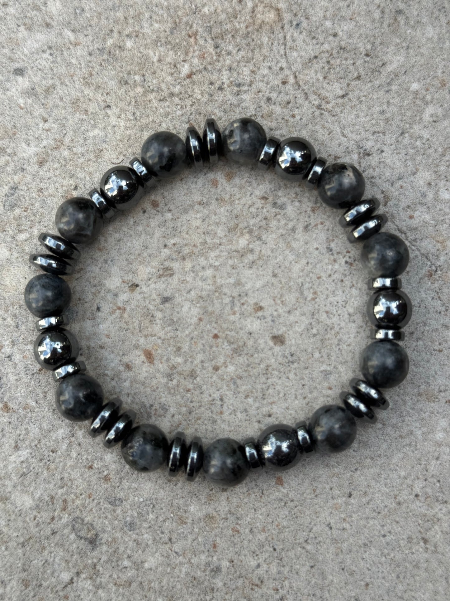 Grå labradoritt og sort hematitt - inluma