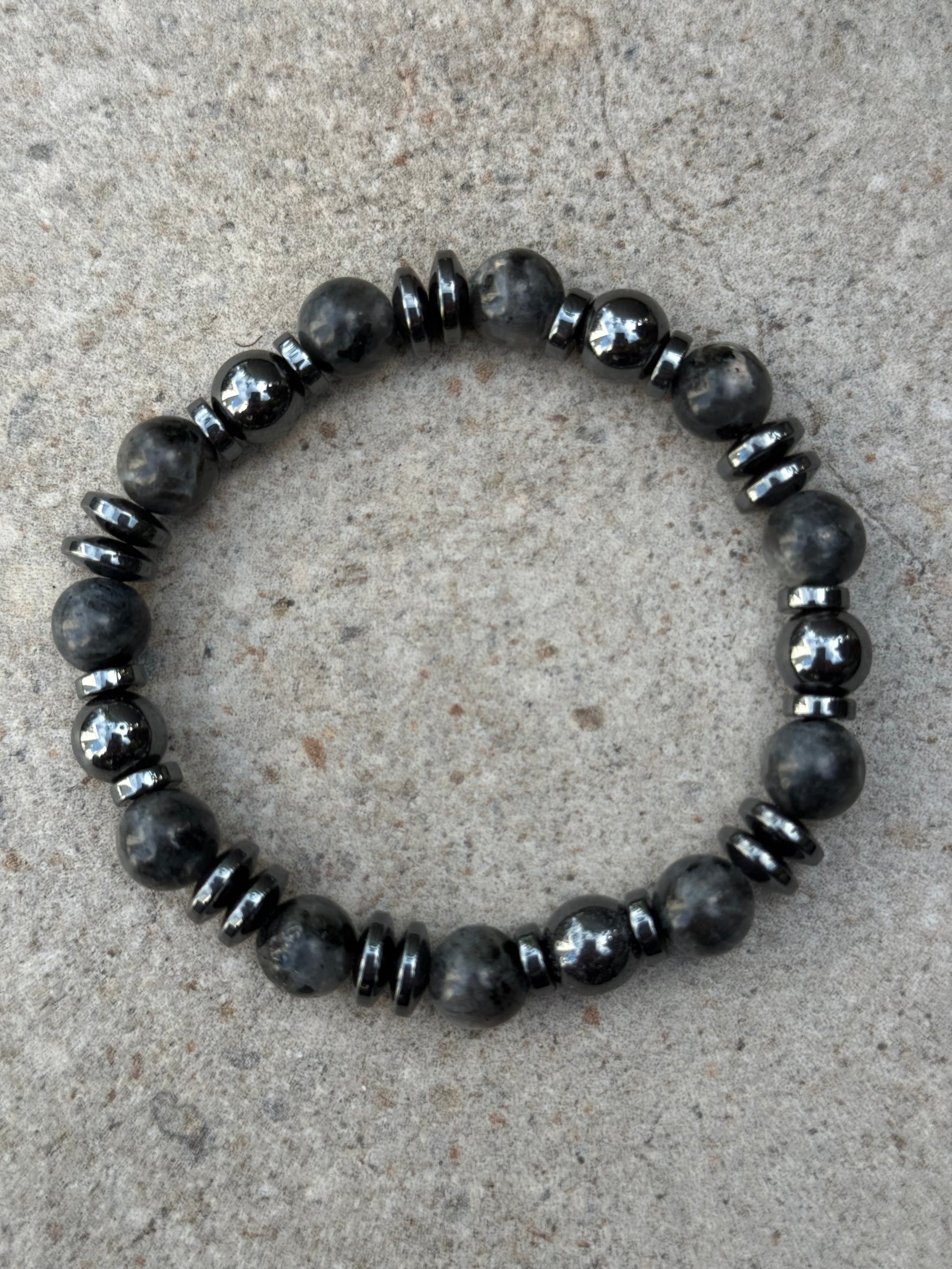 Grå labradoritt og sort hematitt - inluma