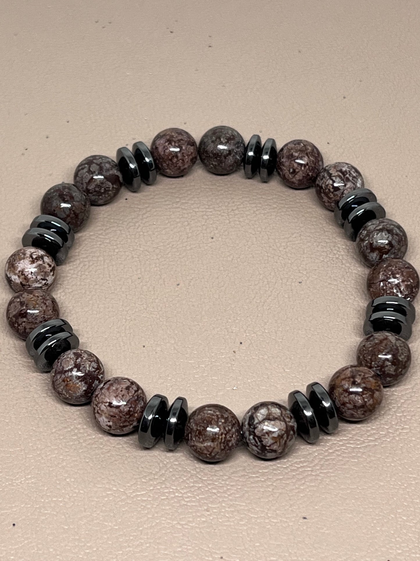 Armbånd To stk: Et brunt og ett grått med sorte detaljer