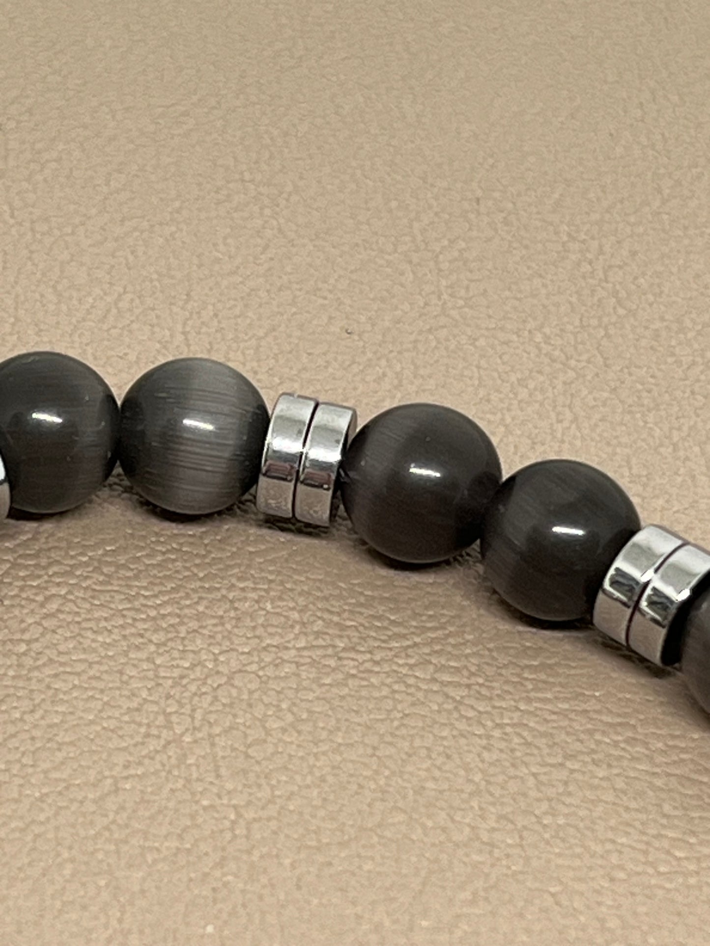 Grå katteøyne og sølvfarget hematitt