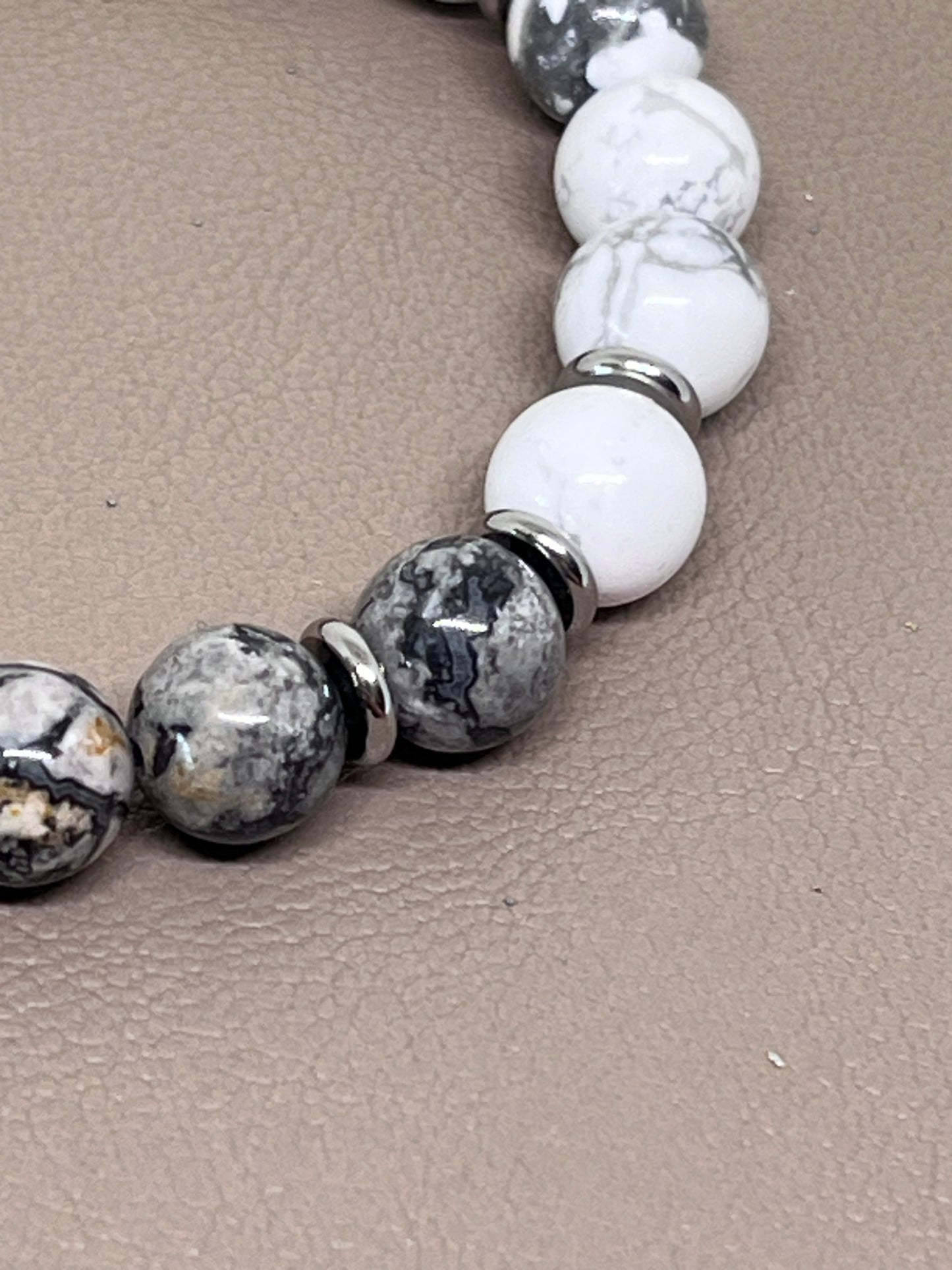 Grå Jasper og hvit howlitt
