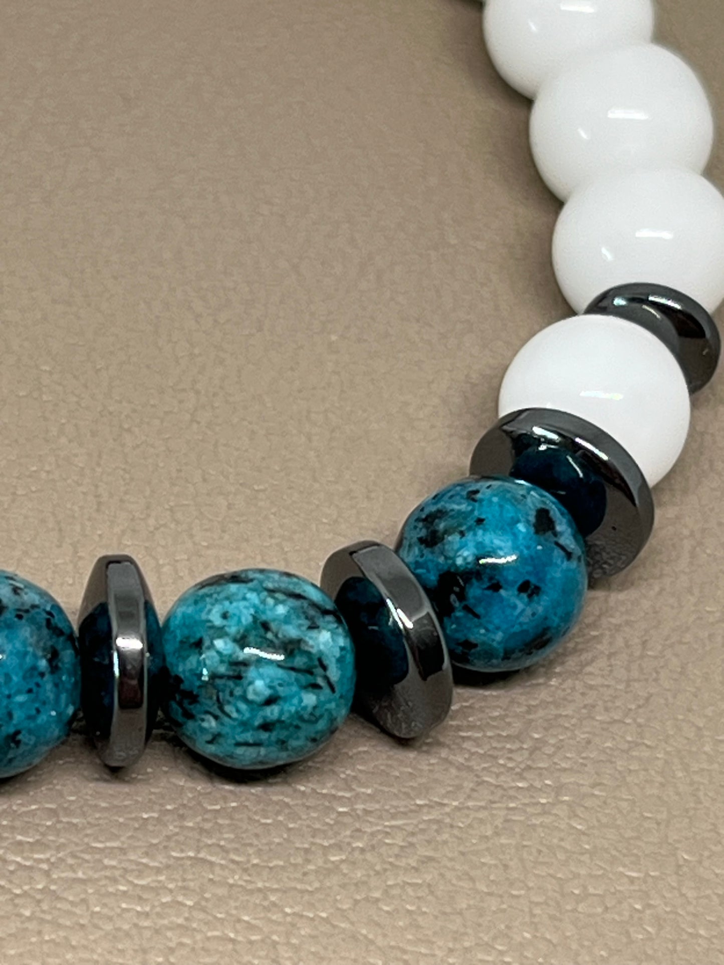 Armbånd Hvit agat, blå Jasper med sort hematitt