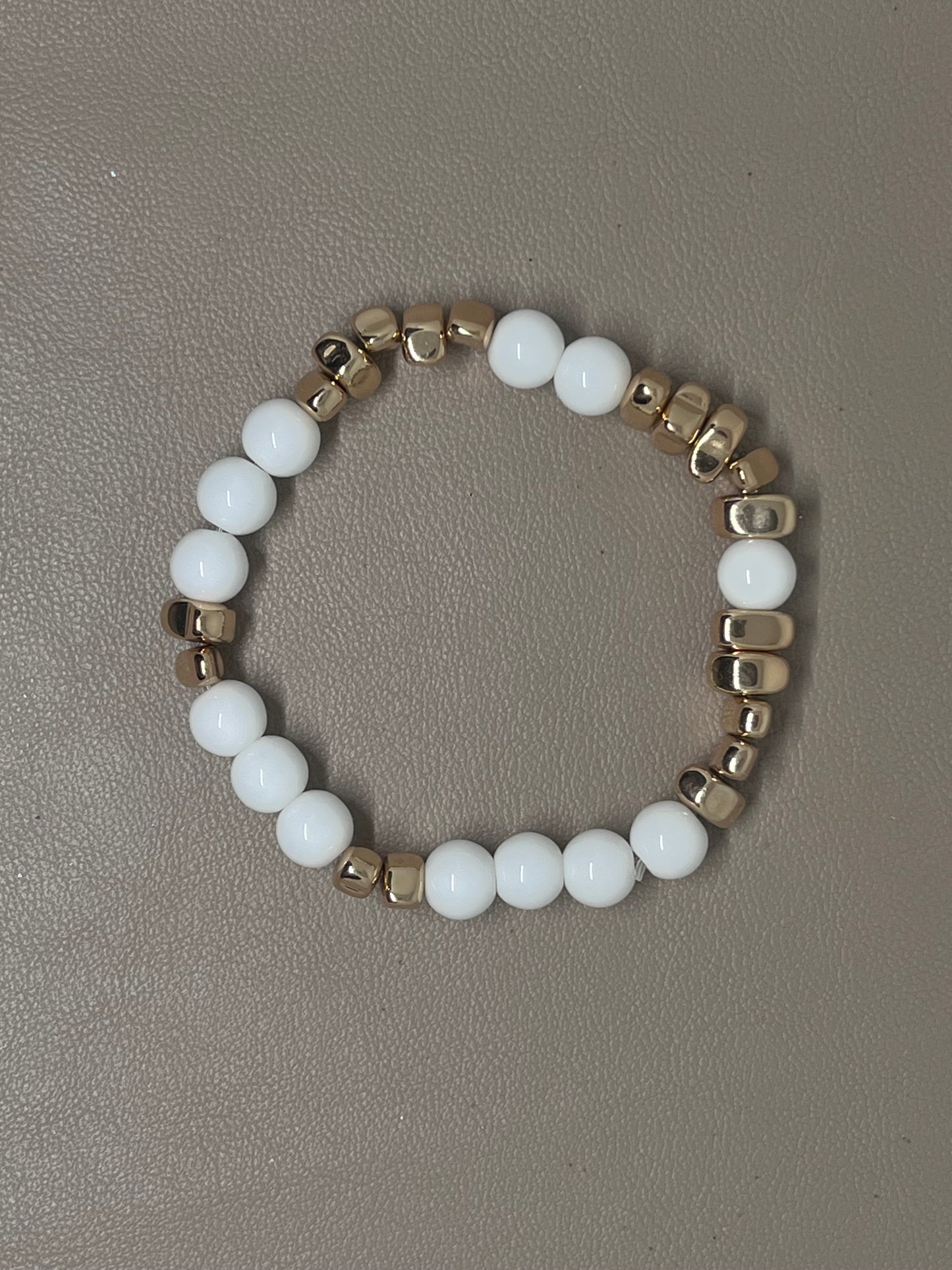 Armbånd Hvit agat og gullfarget hematitt