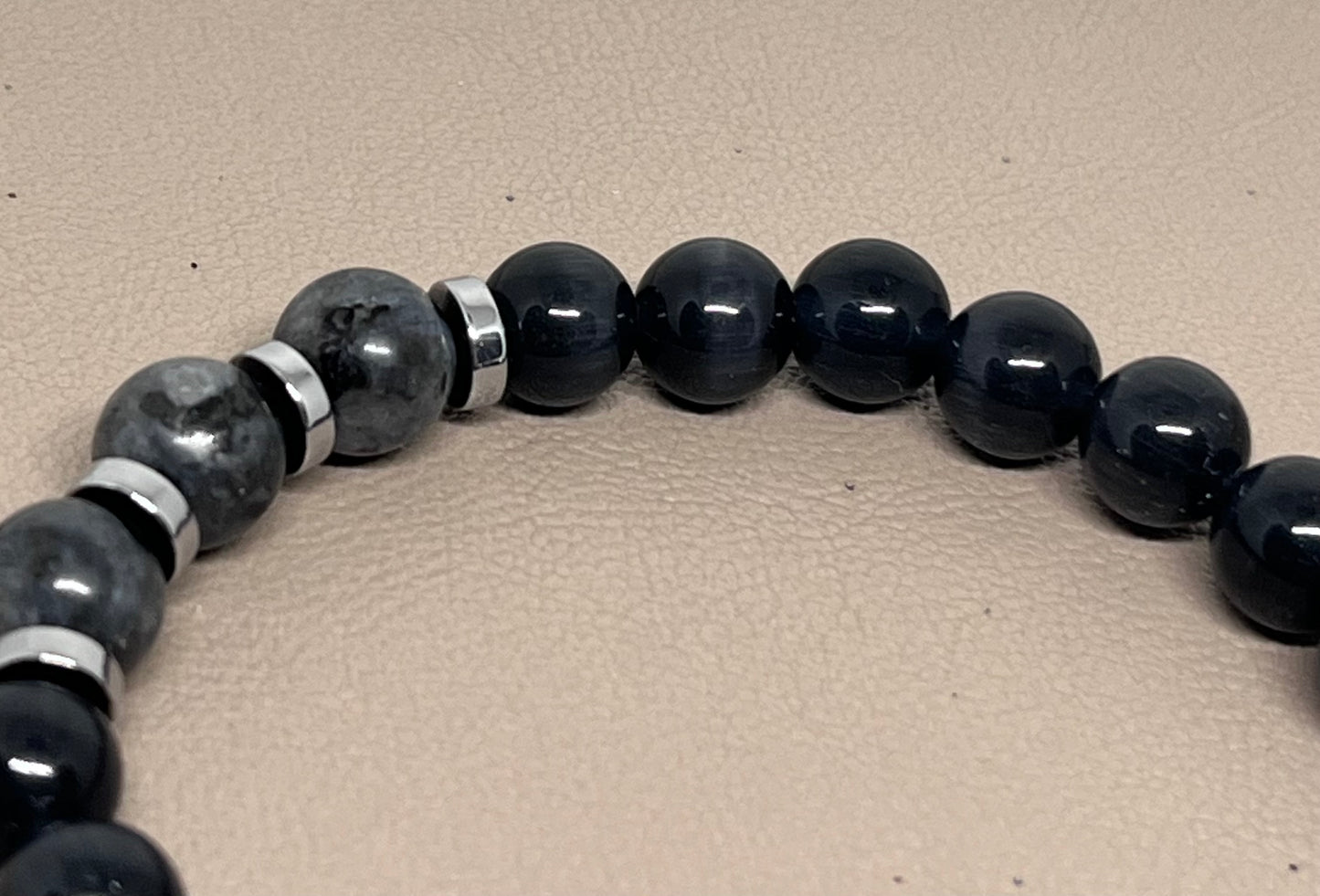 Sorte katteøyne og labradoritt