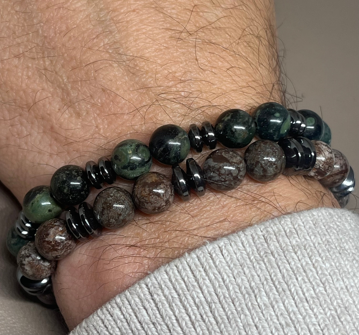 Armbånd To stk: Brunt og grønt