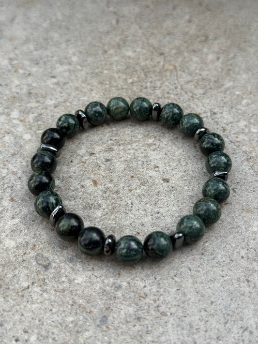 Grønn rhyolitt og sort hematitt - inluma