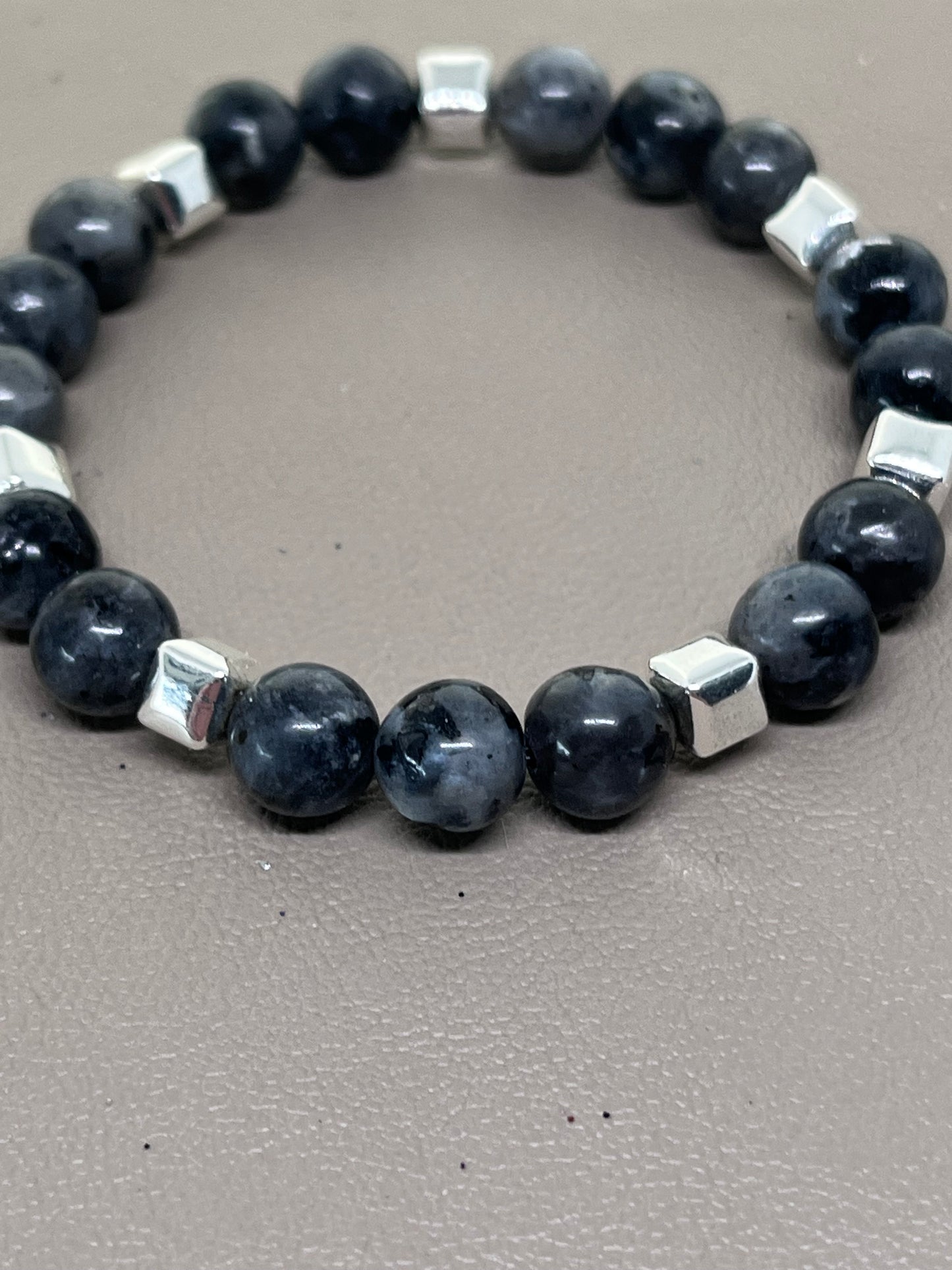 Grå labradoritt og sølv hematitt