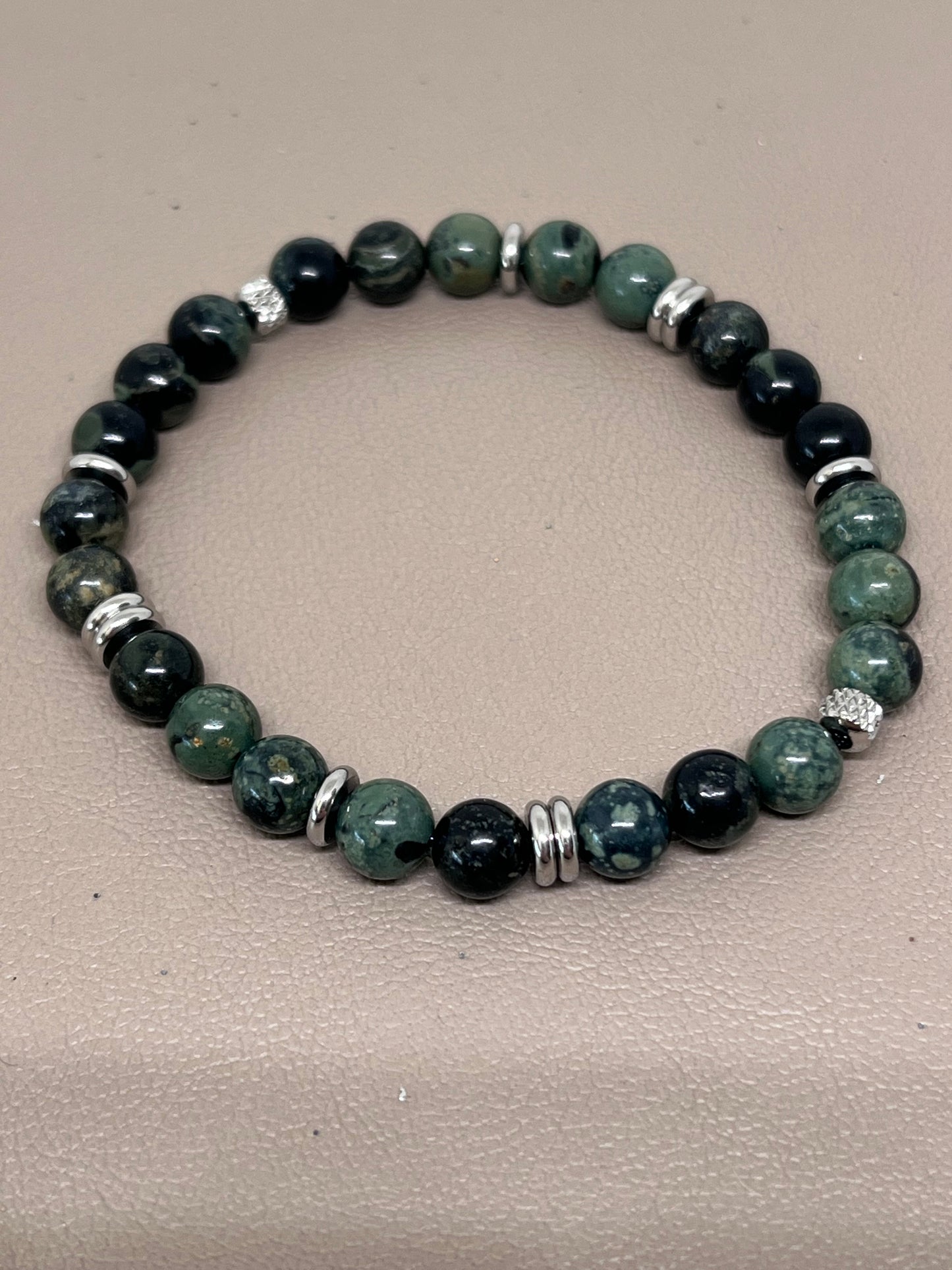 Grønne små perler og stål