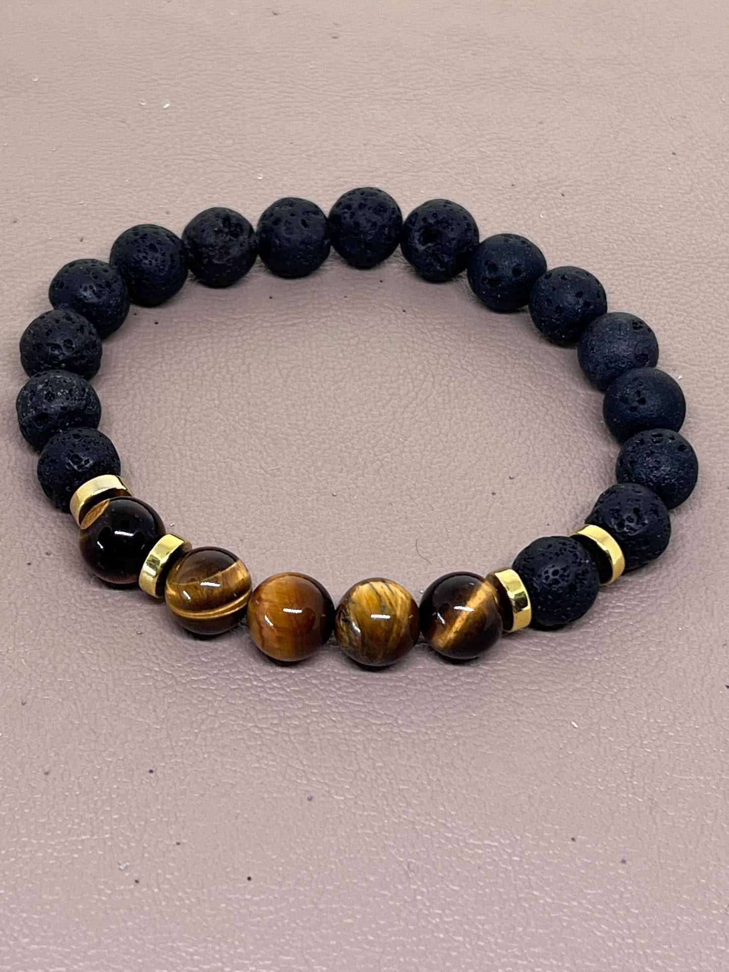 Armbånd svart lava,tigerøyne og gull