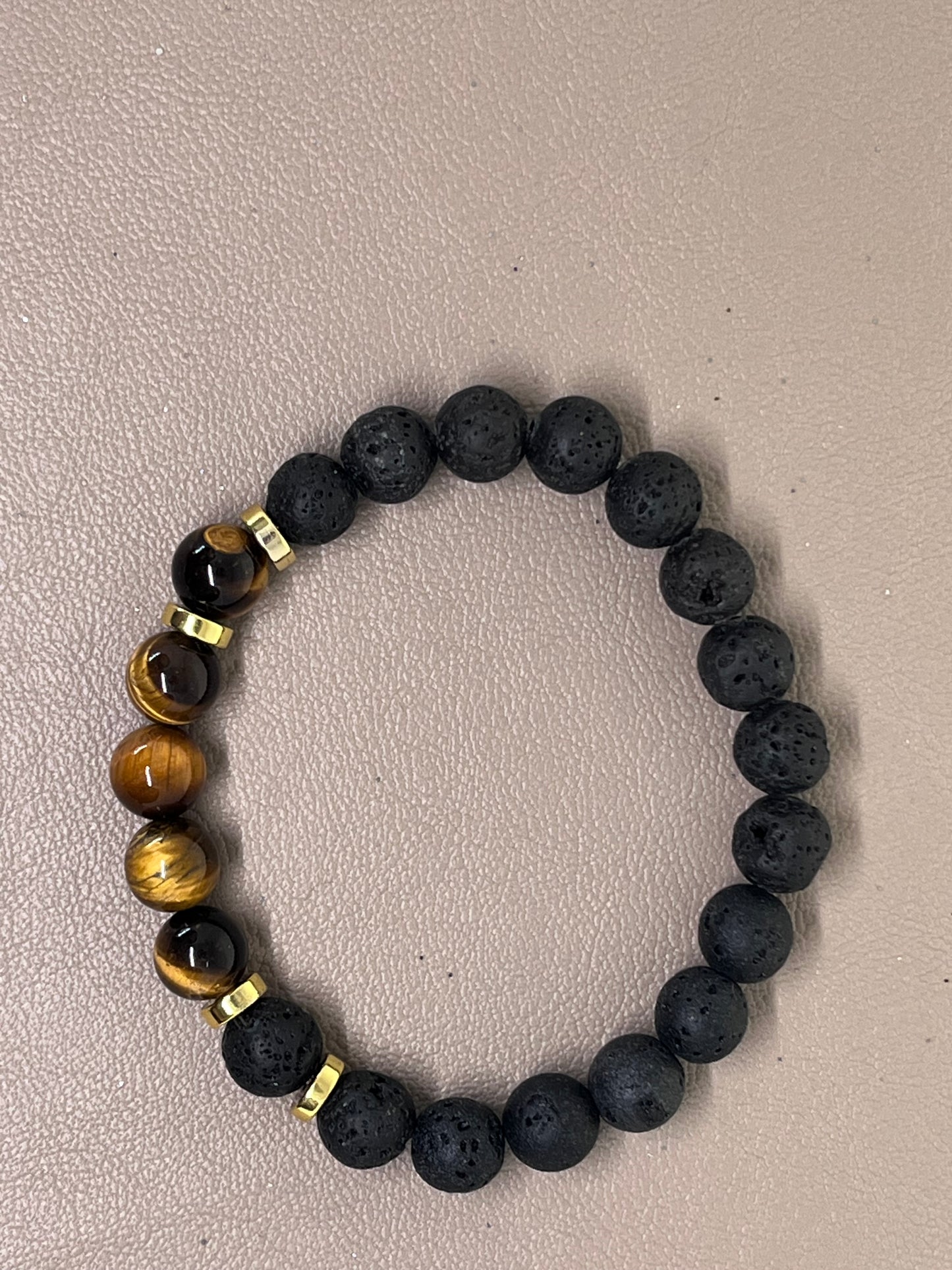 Armbånd svart lava,tigerøyne og gull