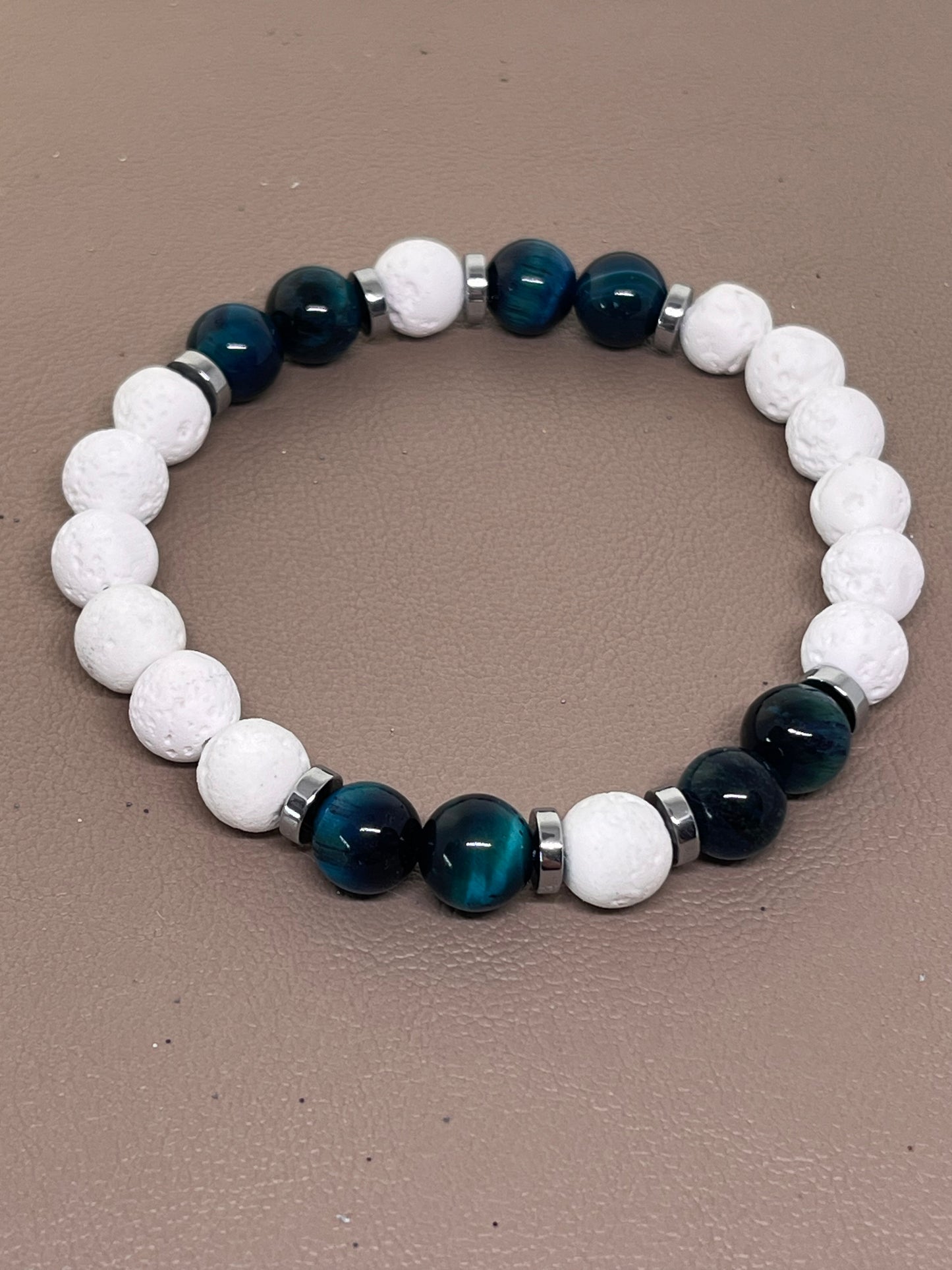 Armbånd Blå tigerøyne hvit lava