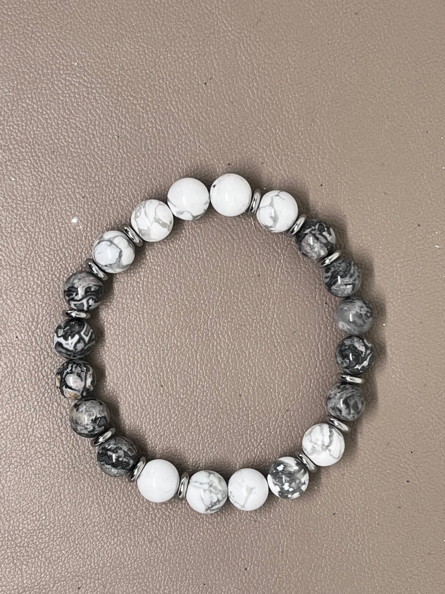 Grå Jasper og hvit howlitt