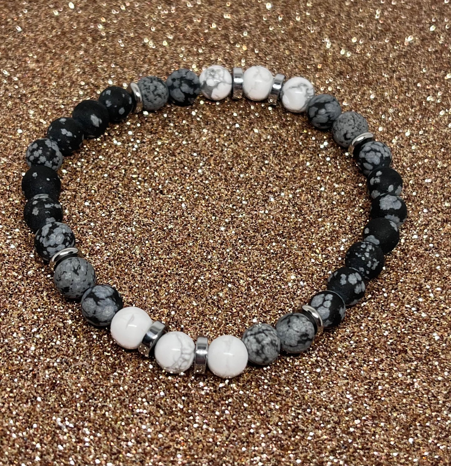 Armbånd Hvite små howlitt og grå obsidian