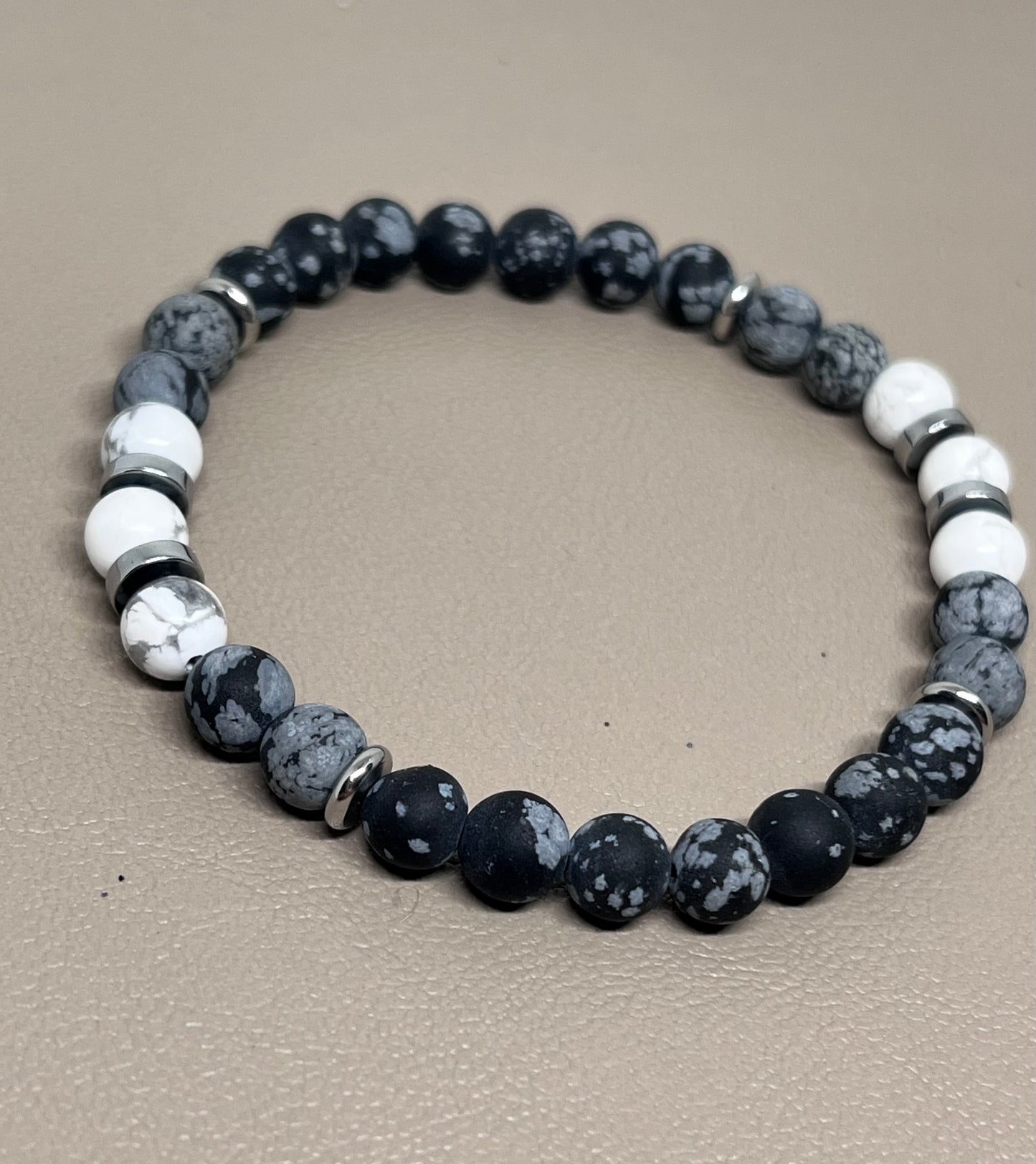 Armbånd Hvite små howlitt og grå obsidian