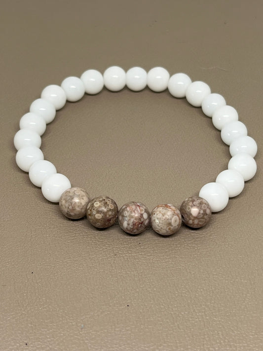 Armbånd gråbeige zeolit og hvit agat