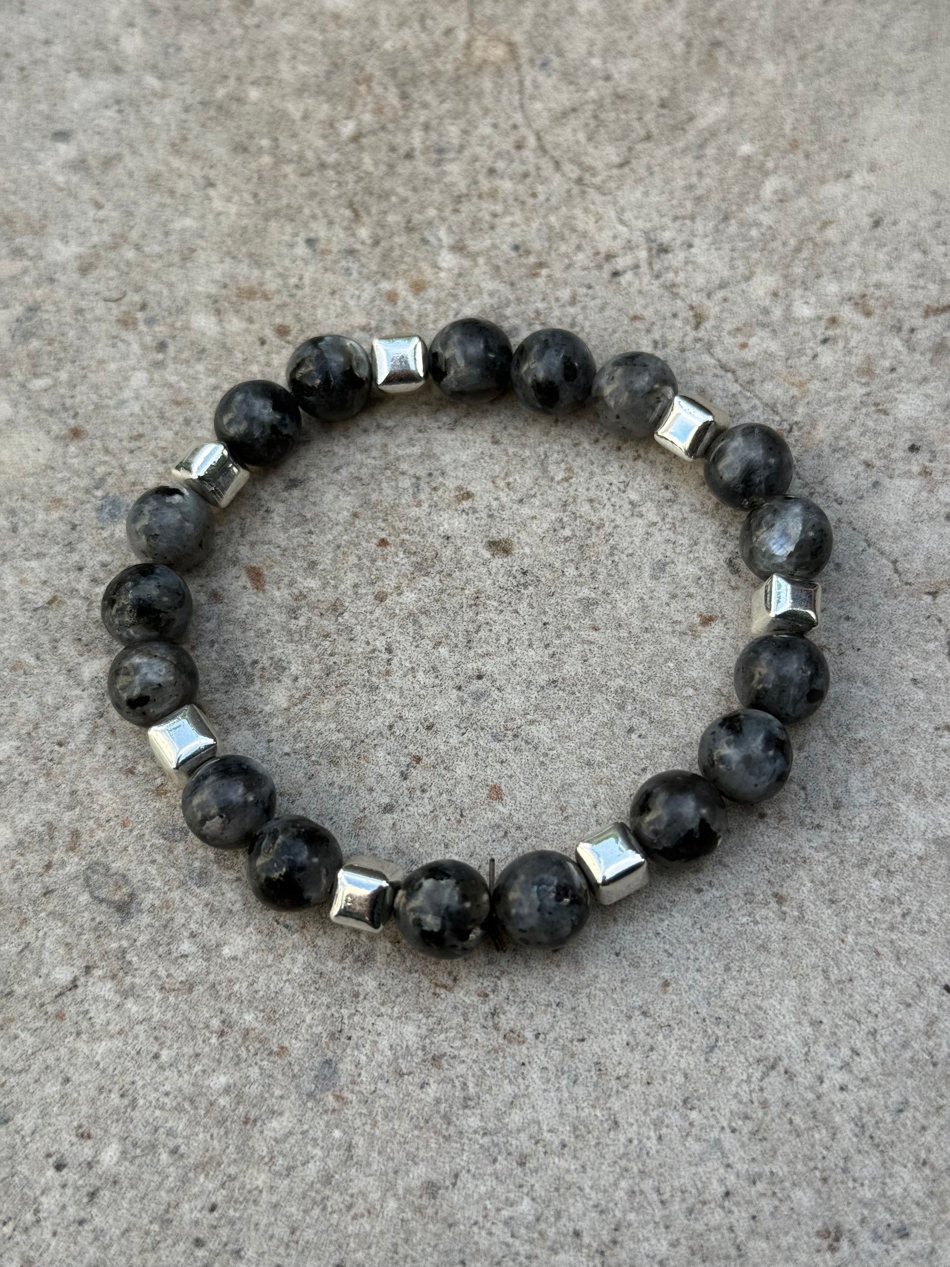 Grå labradoritt og sølv hematitt - inluma